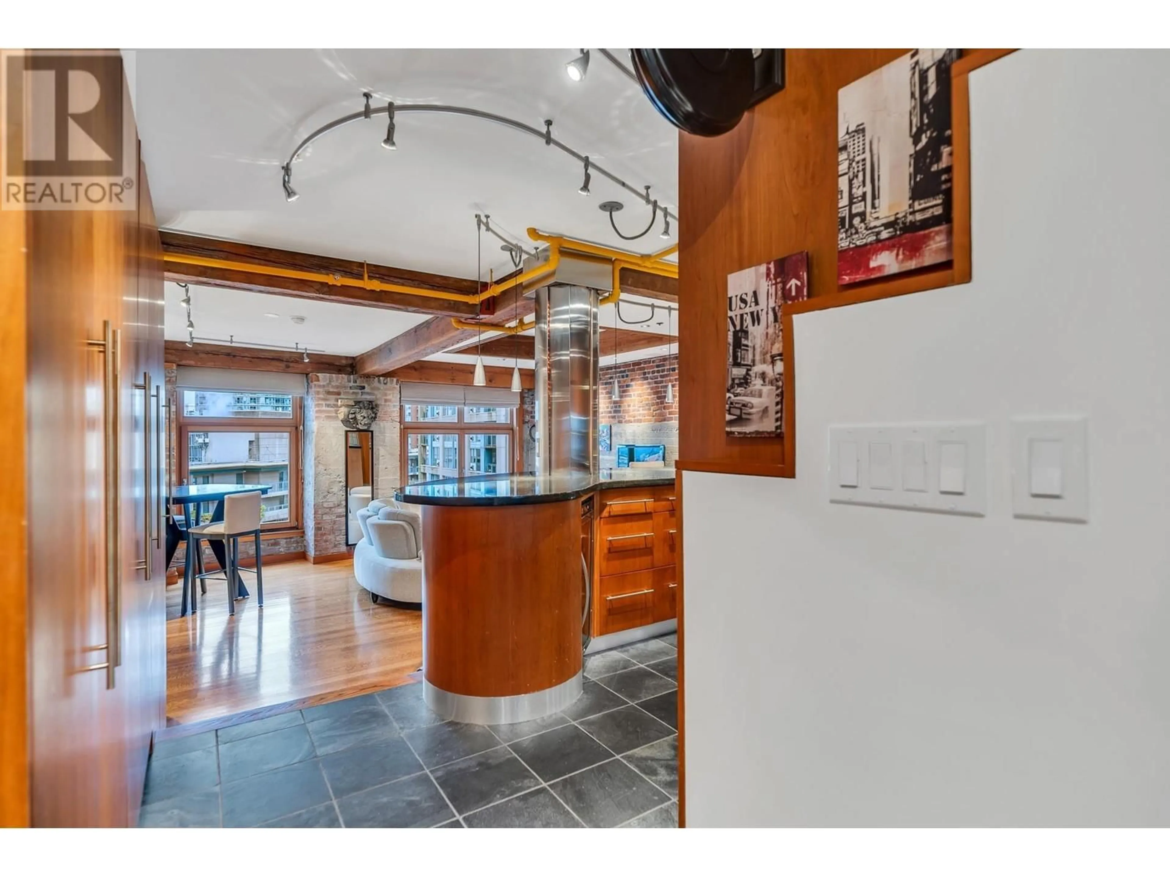 Indoor foyer for 804 518 BEATTY STREET, Vancouver British Columbia V6B6G8