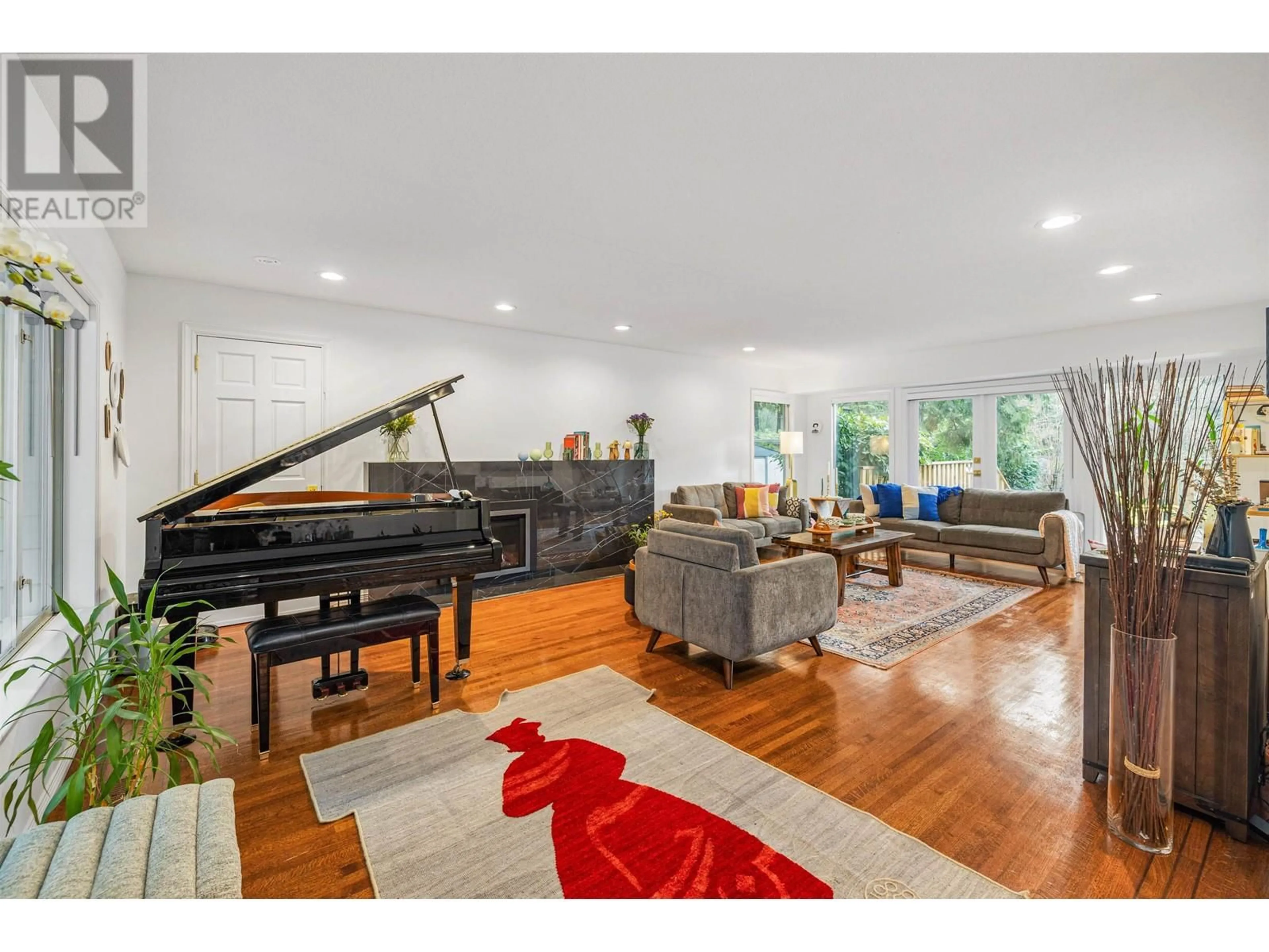 Living room with furniture, wood/laminate floor for 417 HADDEN DRIVE, West Vancouver British Columbia V7S1G1