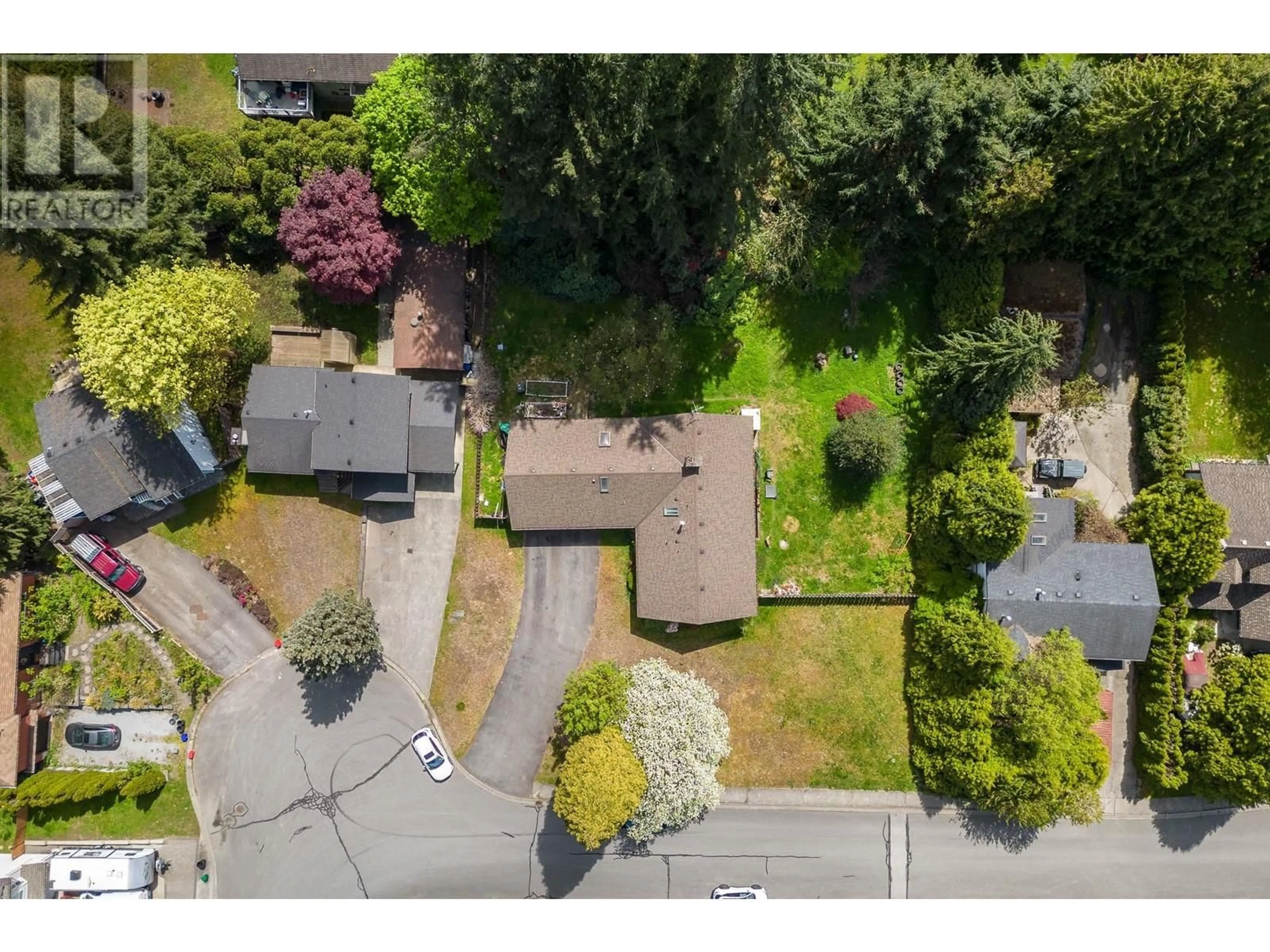 A pic from outside/outdoor area/front of a property/back of a property/a pic from drone, street for 21190 GLENWOOD AVENUE, Maple Ridge British Columbia V2X8K5