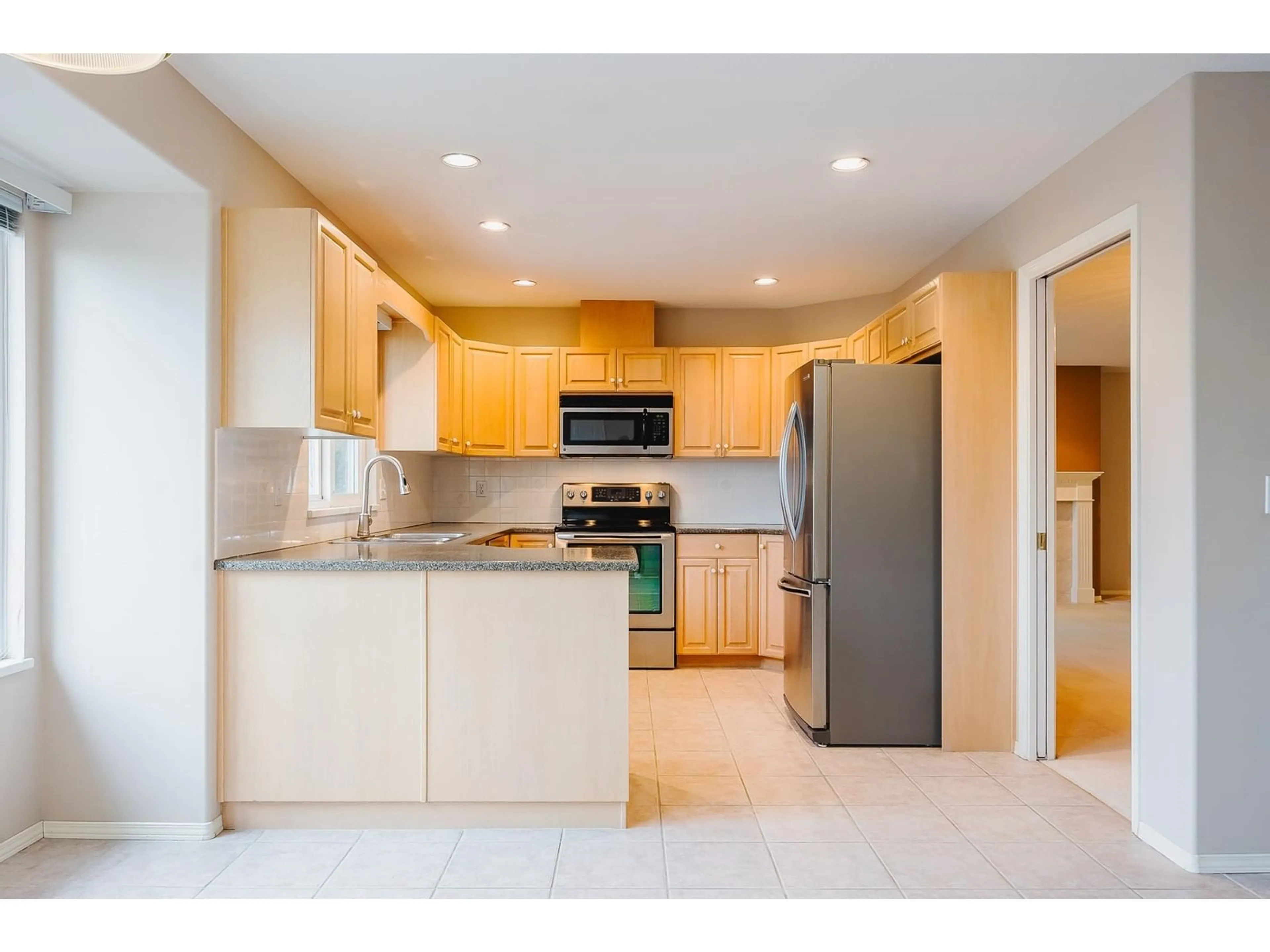 Open concept kitchen, ceramic/tile floor for 309 13888 70 AVENUE, Surrey British Columbia V3W0R8