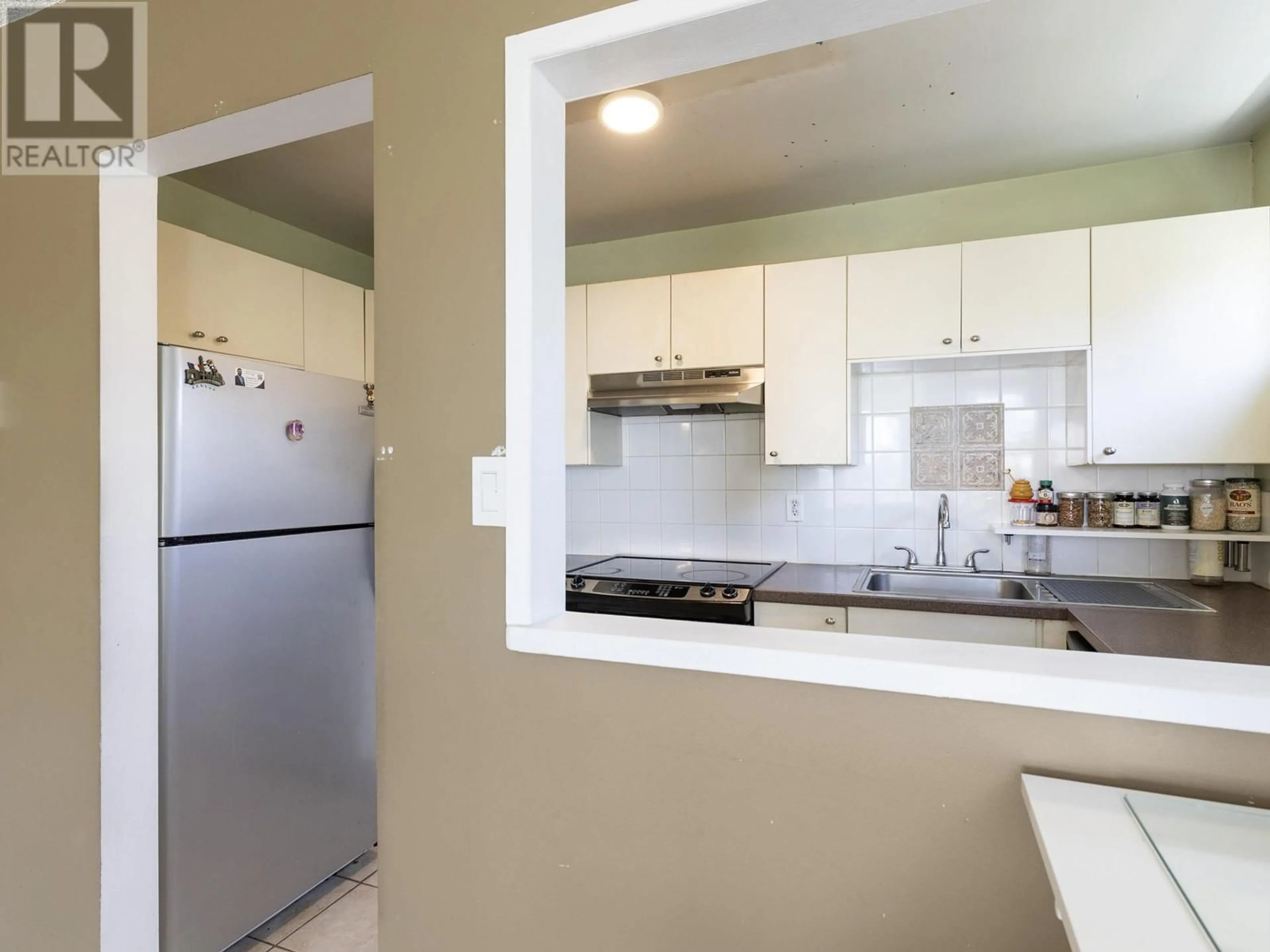 Standard kitchen, unknown for 205 215 MOWAT STREET, New Westminster British Columbia V3M4B1