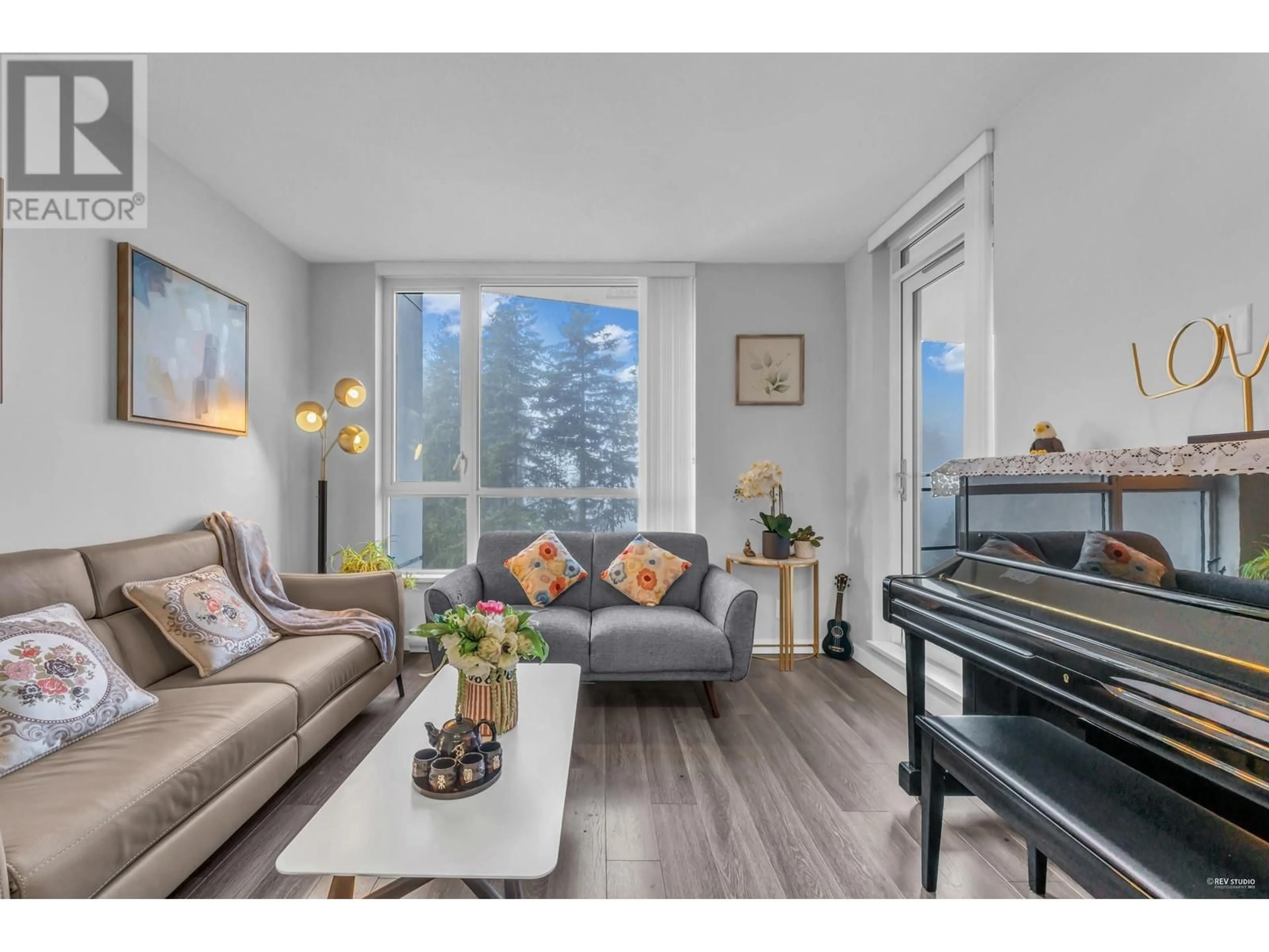 Living room with furniture, wood/laminate floor for 905 3096 WINDSOR GATE, Coquitlam British Columbia V3B0P4