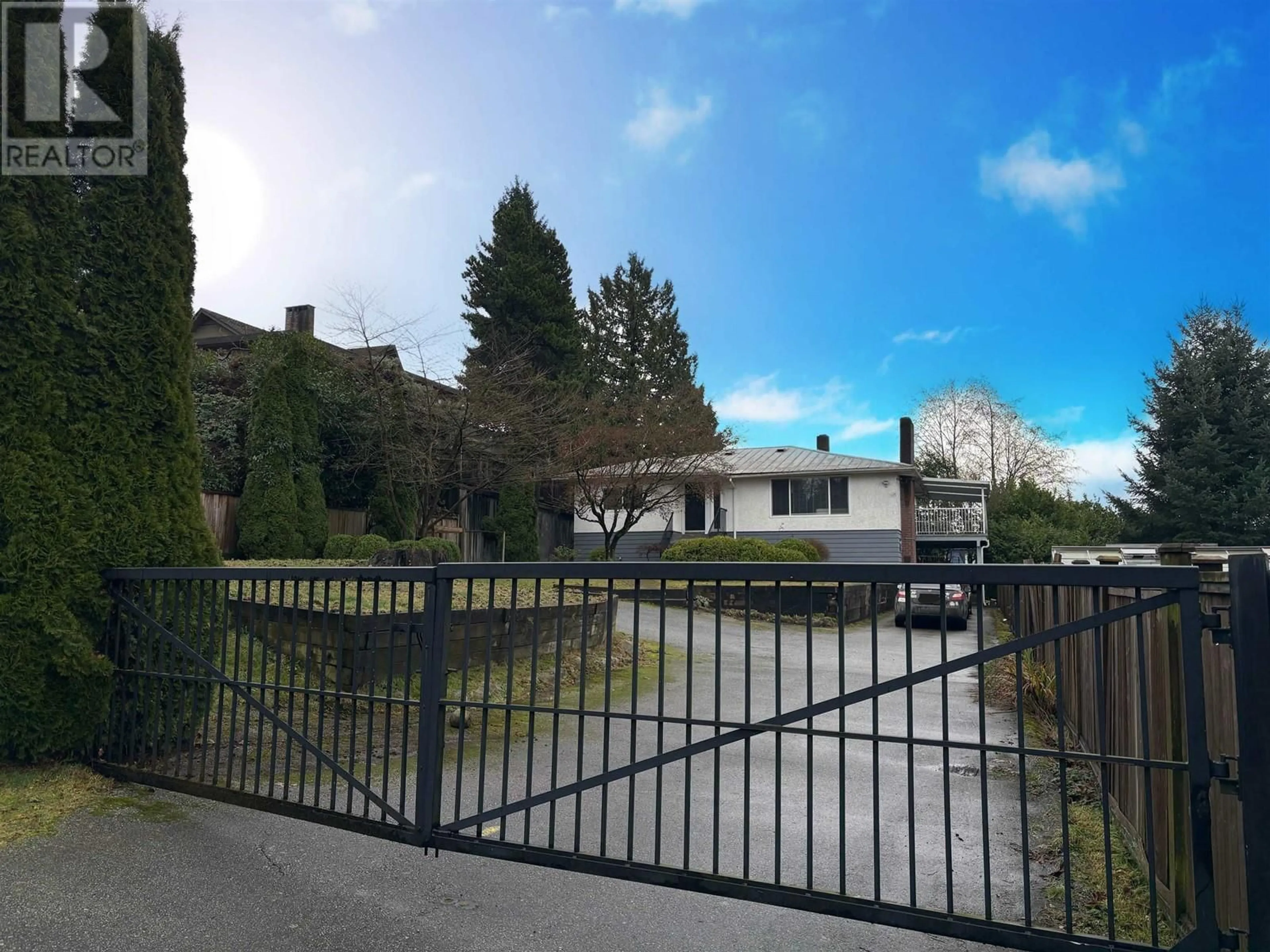 A pic from outside/outdoor area/front of a property/back of a property/a pic from drone, unknown for 5720 CURTIS STREET, Burnaby British Columbia V5B2A2