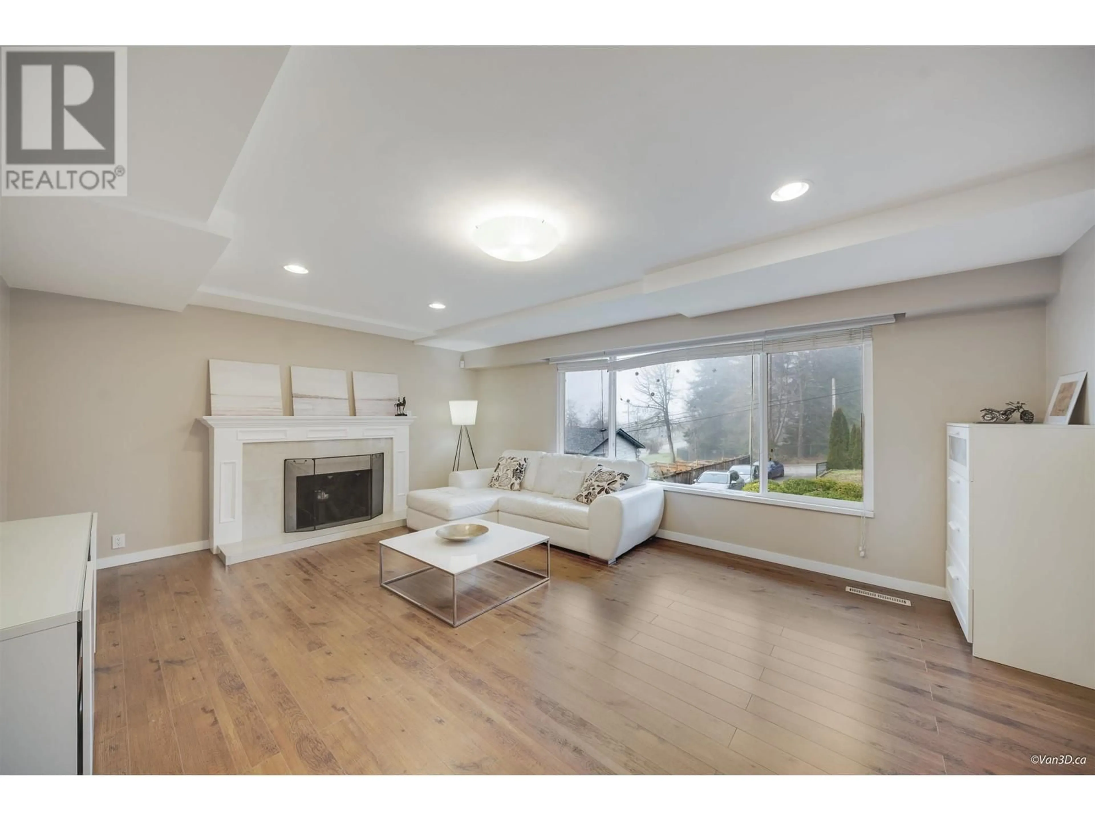 Living room with furniture, wood/laminate floor for 5720 CURTIS STREET, Burnaby British Columbia V5B2A2