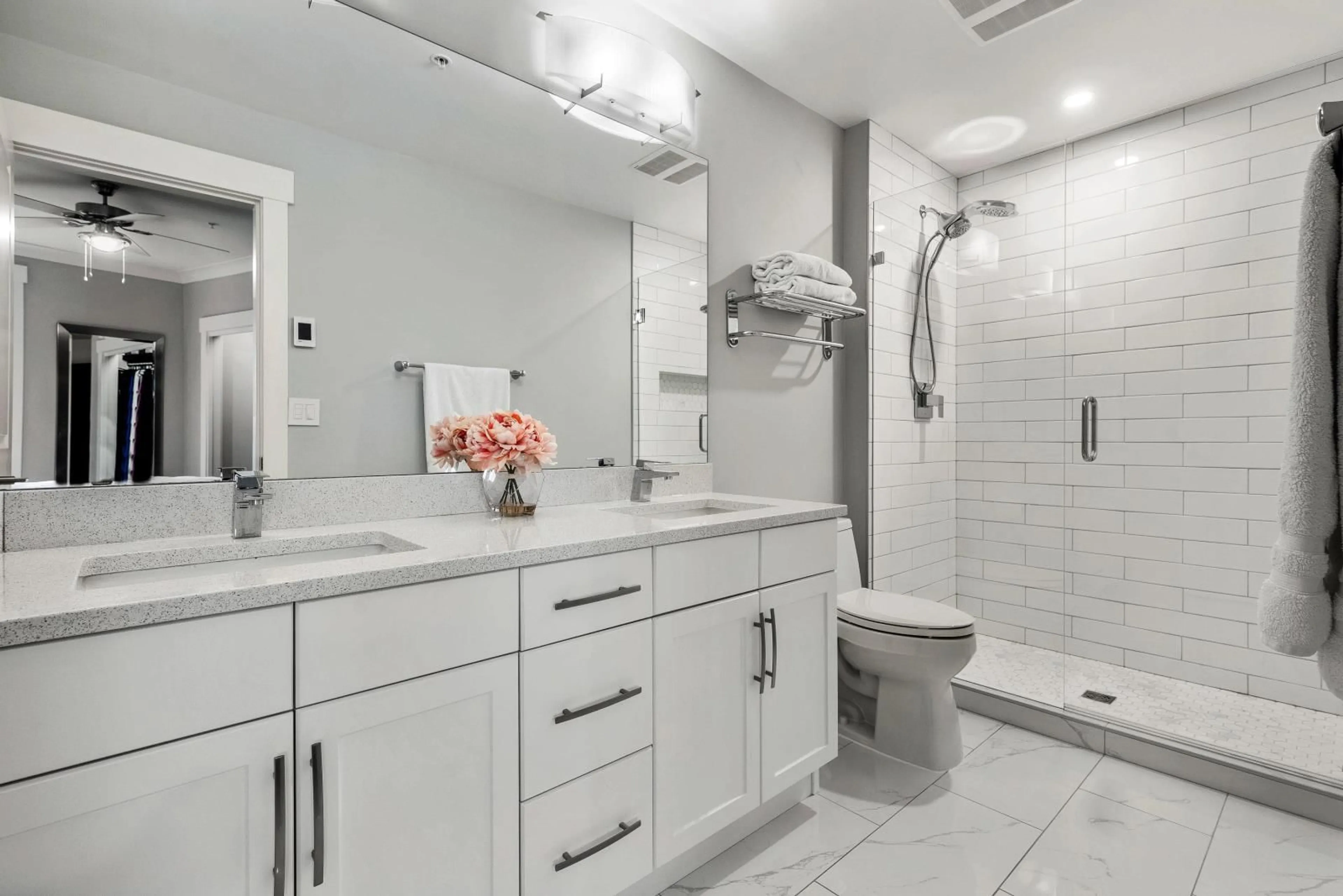 Contemporary bathroom, ceramic/tile floor for 309 45761 STEVENSON ROAD|Sardis East Ved, Chilliwack British Columbia V2R0Y7