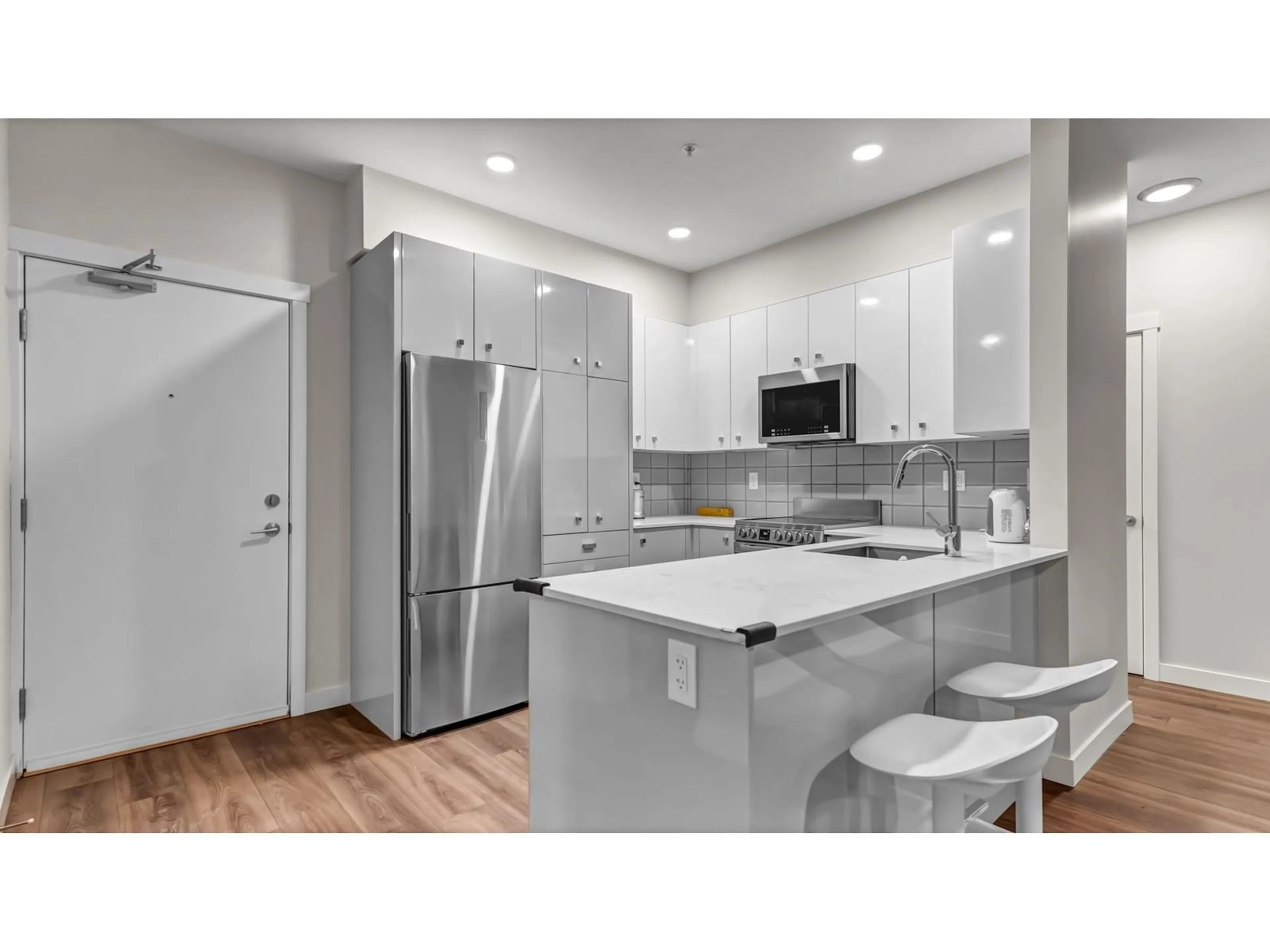 Unknown for 102 - 10838 WHALLEY BOULEVARD, Surrey British Columbia V3R0G8