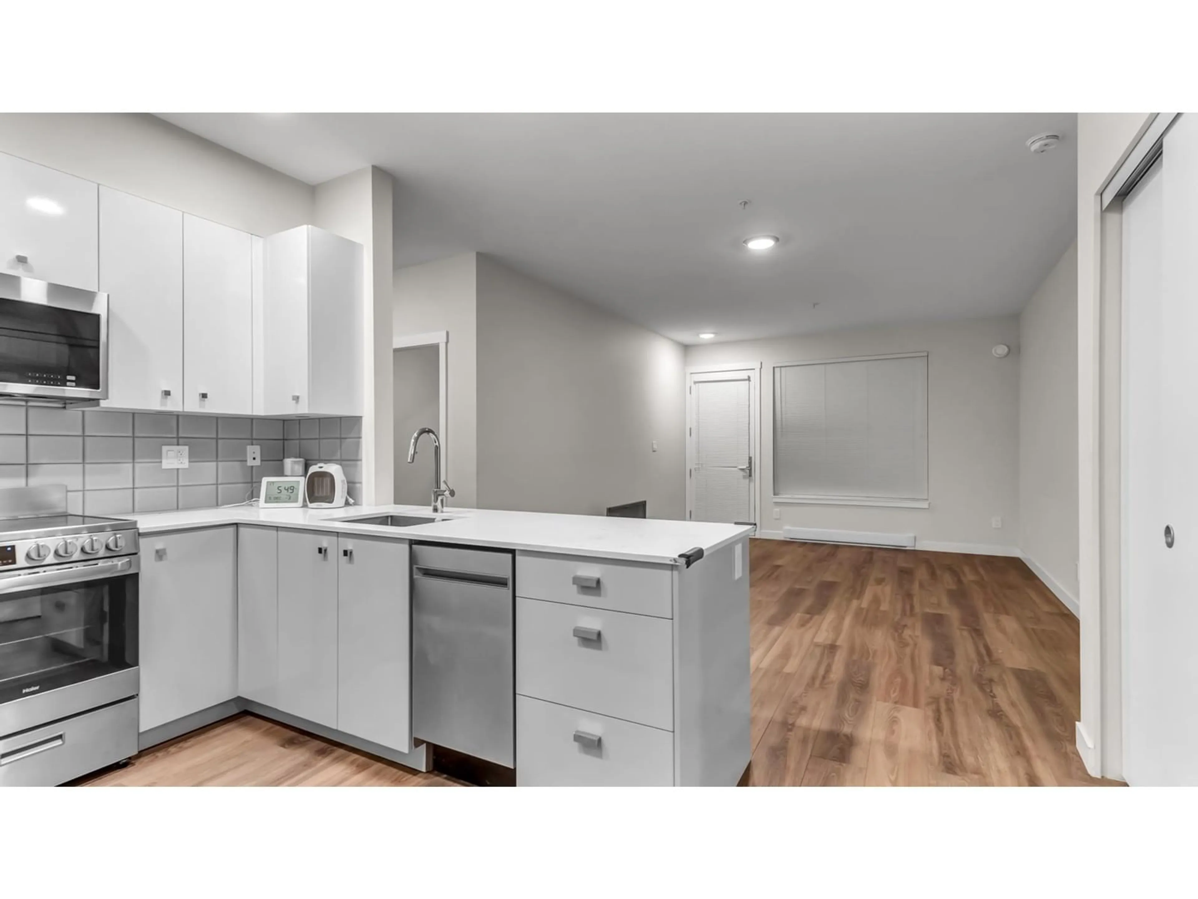 Standard kitchen, unknown for 102 10838 WHALLEY BOULEVARD, Surrey British Columbia V3R0G8