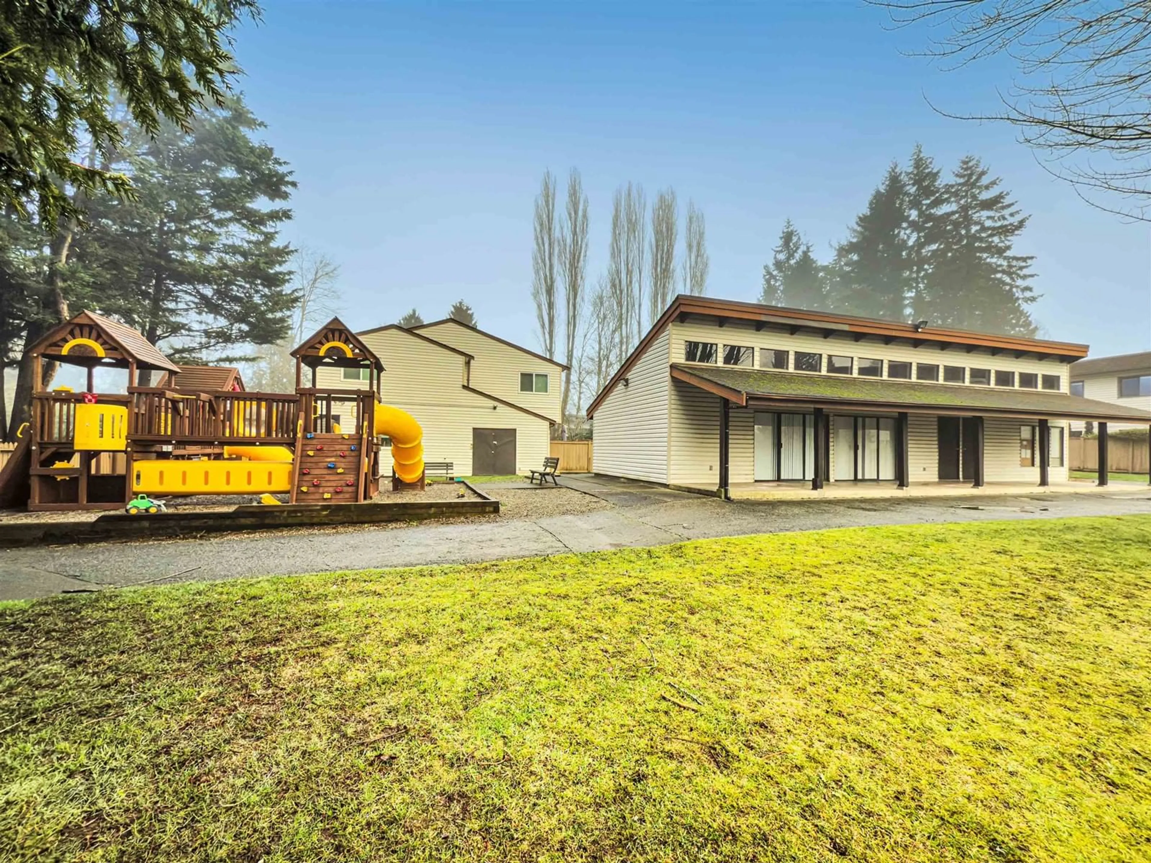A pic from outside/outdoor area/front of a property/back of a property/a pic from drone, building for 205 - 5191 203, Langley British Columbia V3A1V6