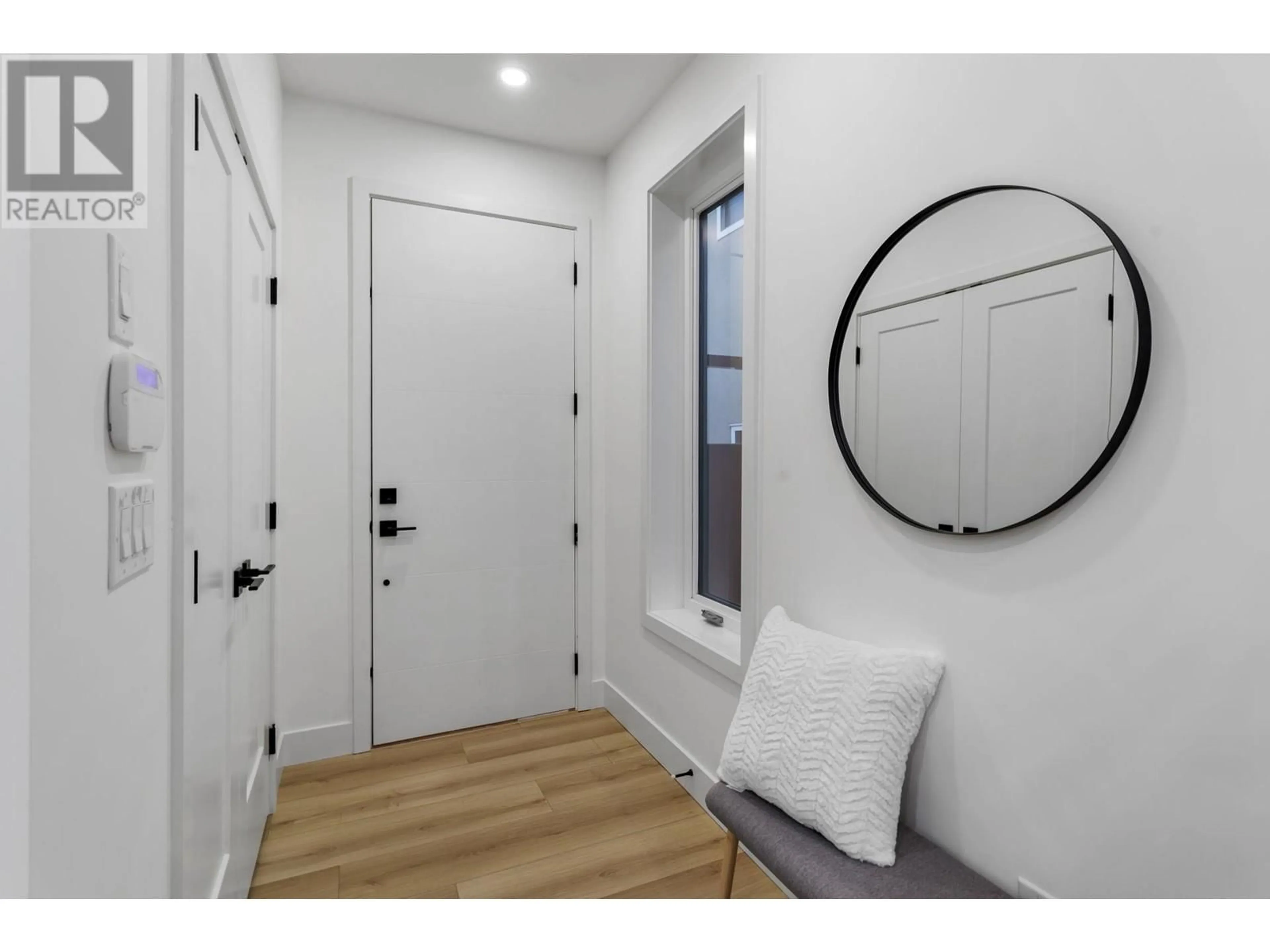 Indoor entryway for 2 65 E 58 AVENUE, Vancouver British Columbia V5X1V7