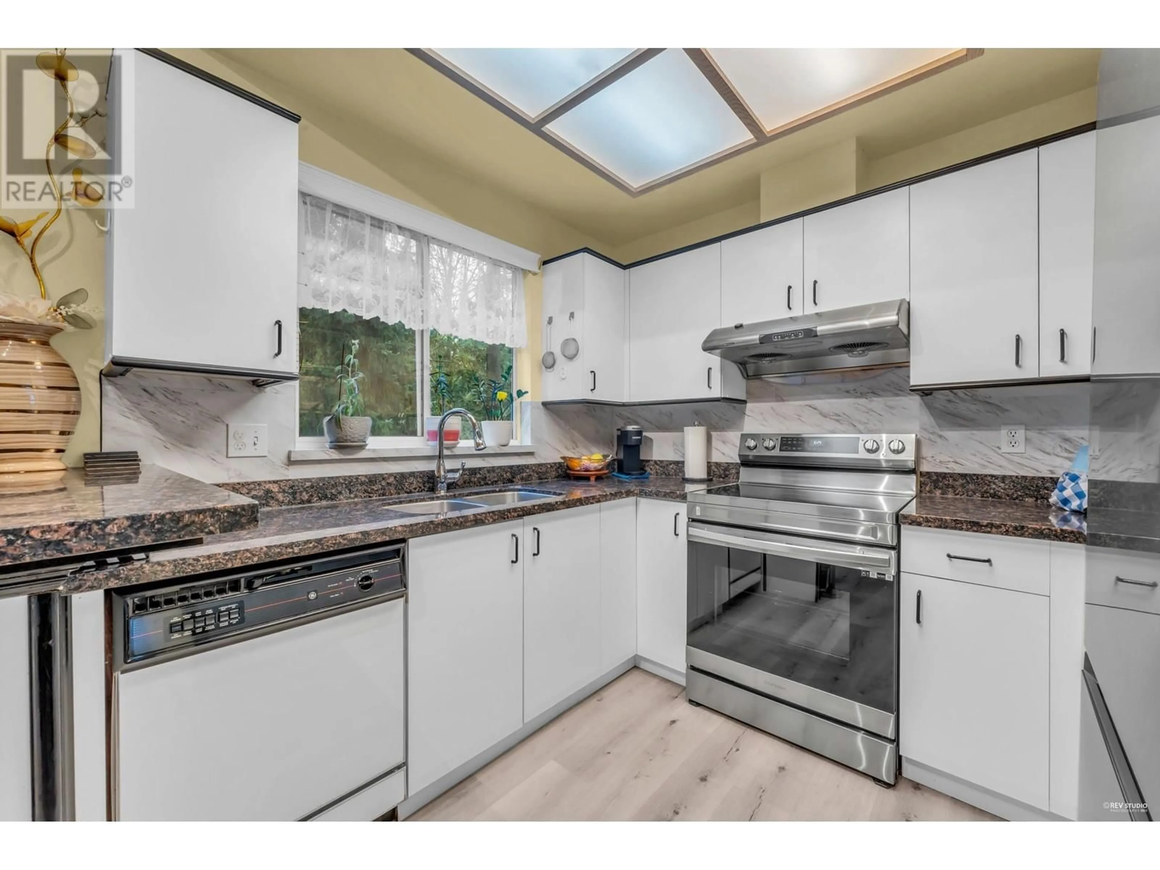 Open concept kitchen, unknown for 87 6700 RUMBLE STREET, Burnaby British Columbia V5E4H7