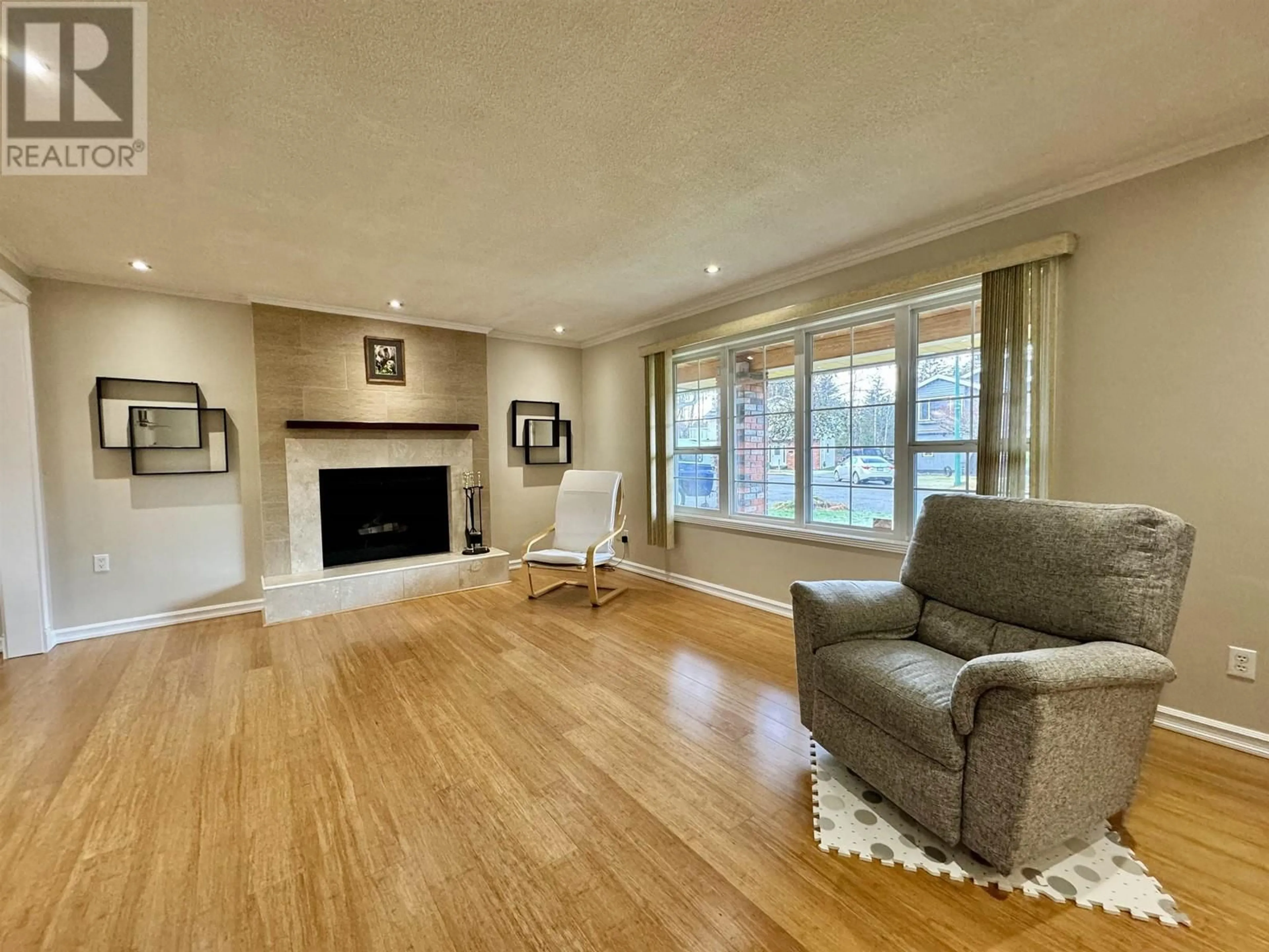 Living room with furniture, wood/laminate floor for 133 PARRY PLACE, Prince Rupert British Columbia V8J4B1