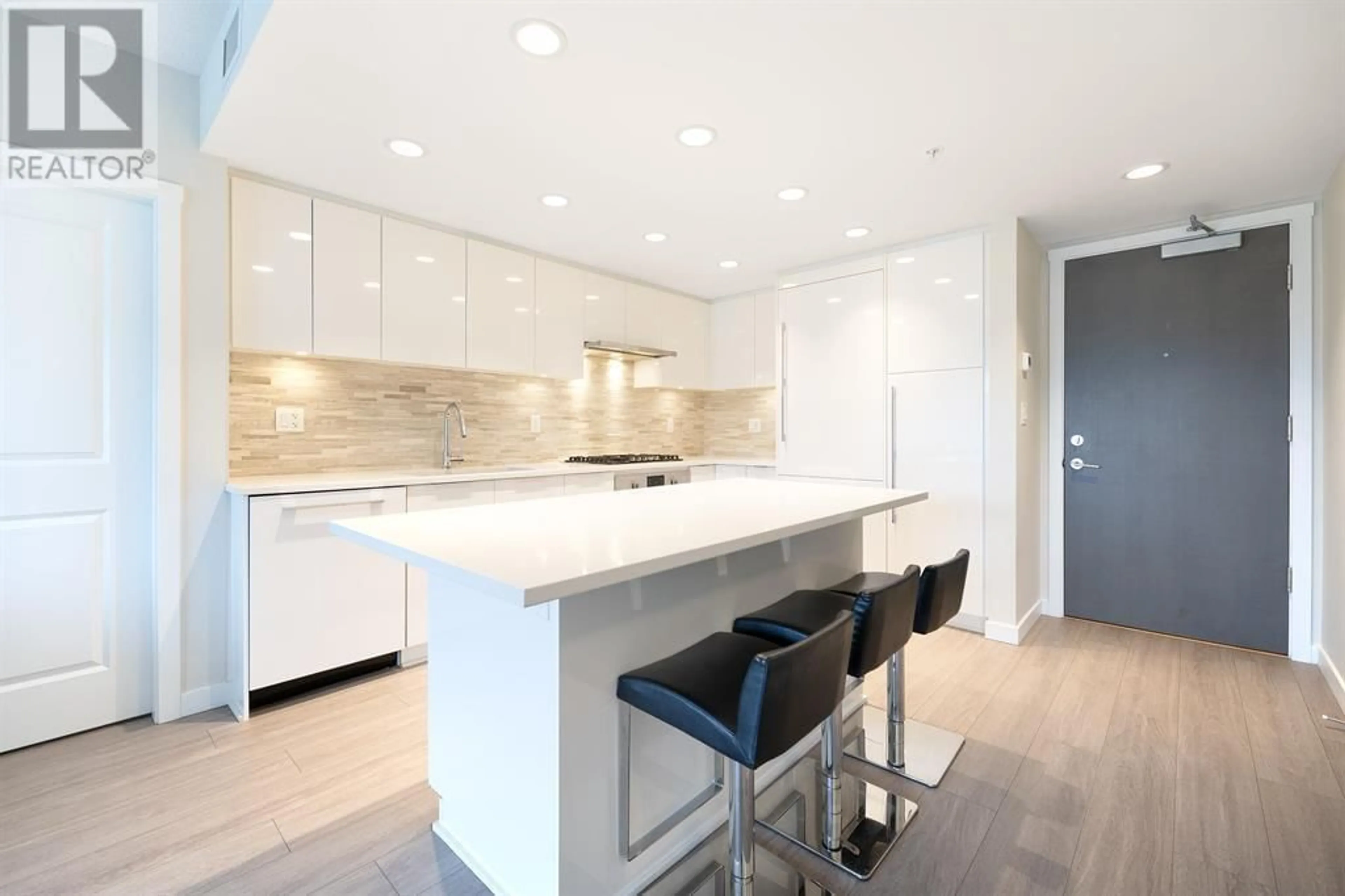 Contemporary kitchen, ceramic/tile floor for 3902 1182 WESTWOOD STREET, Coquitlam British Columbia V3B0T9