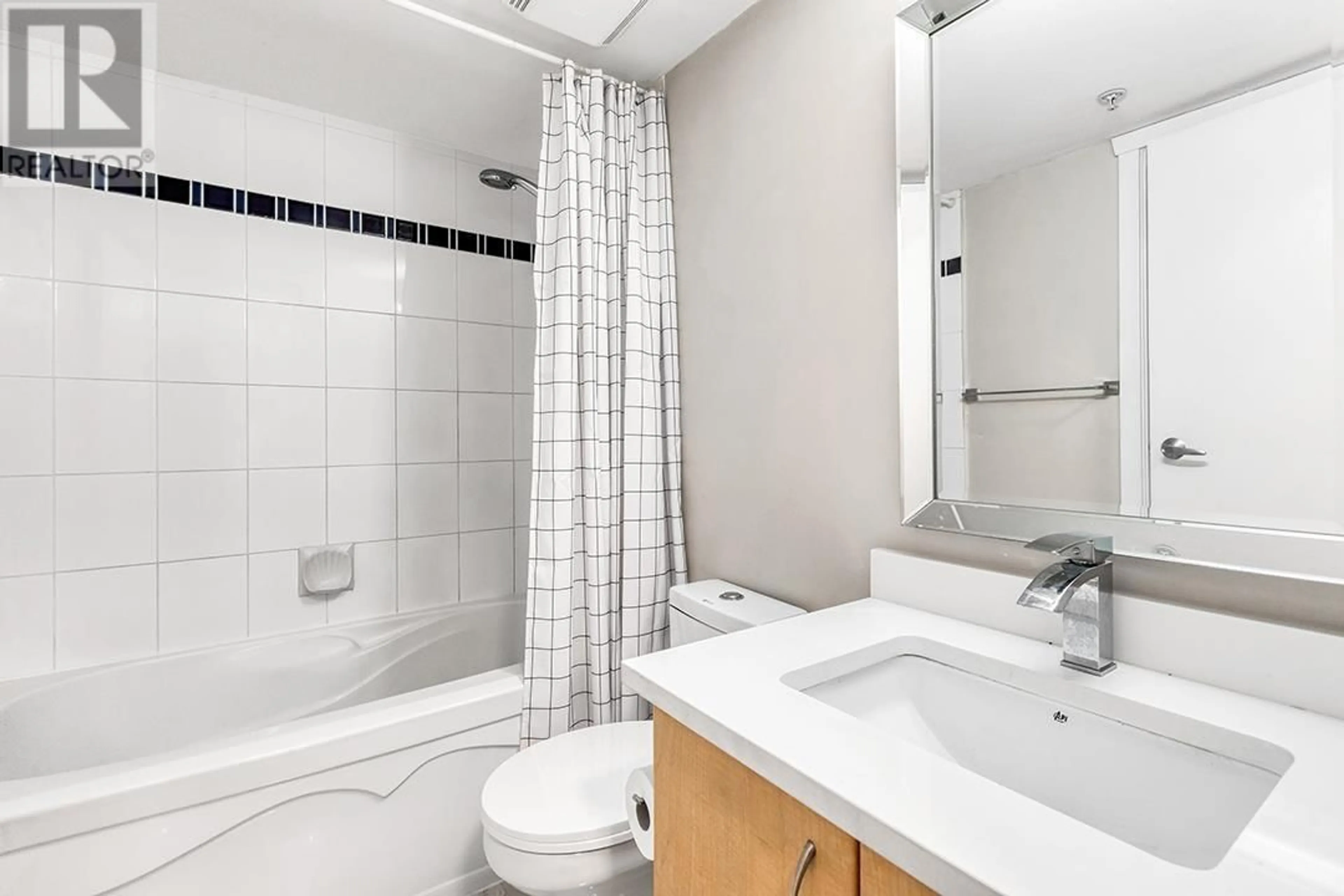 Standard bathroom, unknown for 206 7038 21ST AVENUE, Burnaby British Columbia V5E2Y9