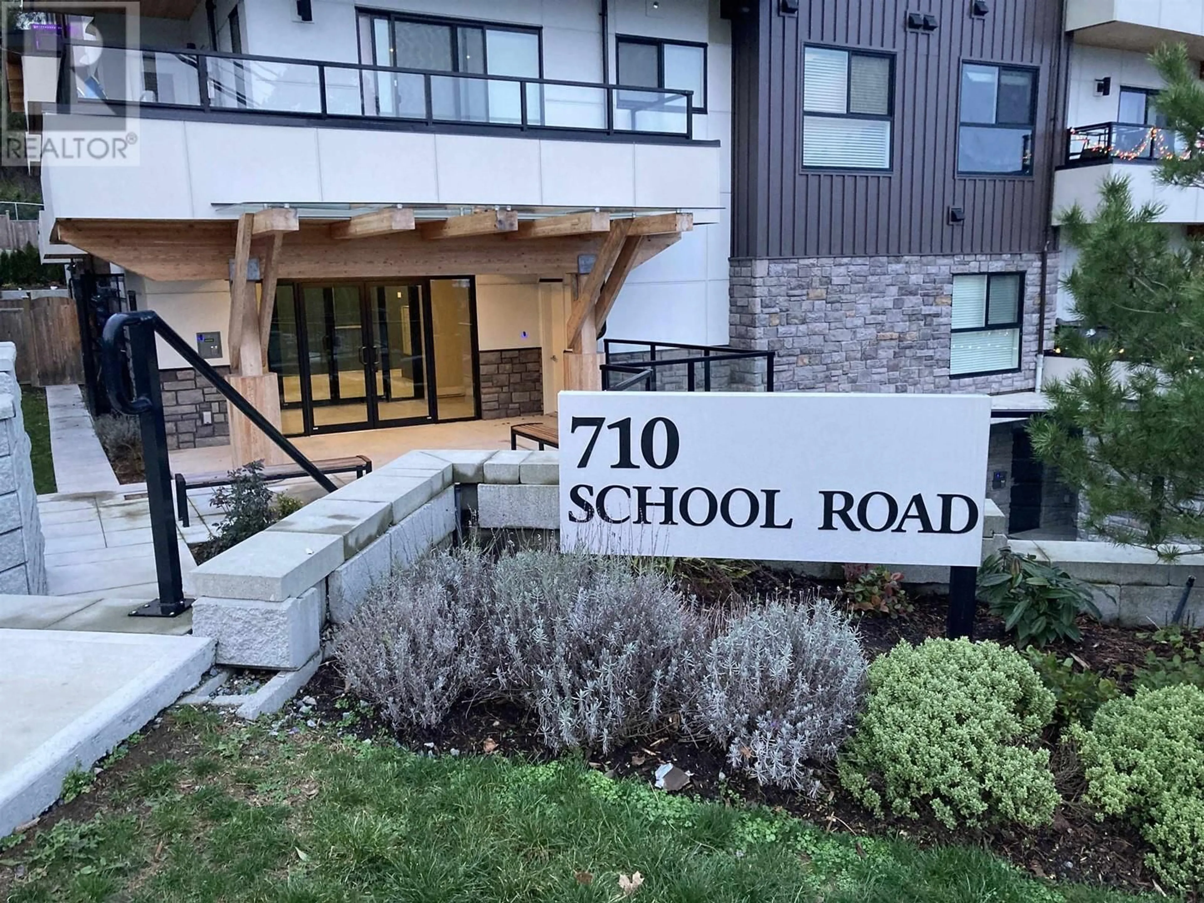 Indoor foyer for 301 710 SCHOOL ROAD, Gibsons British Columbia V0N1V9