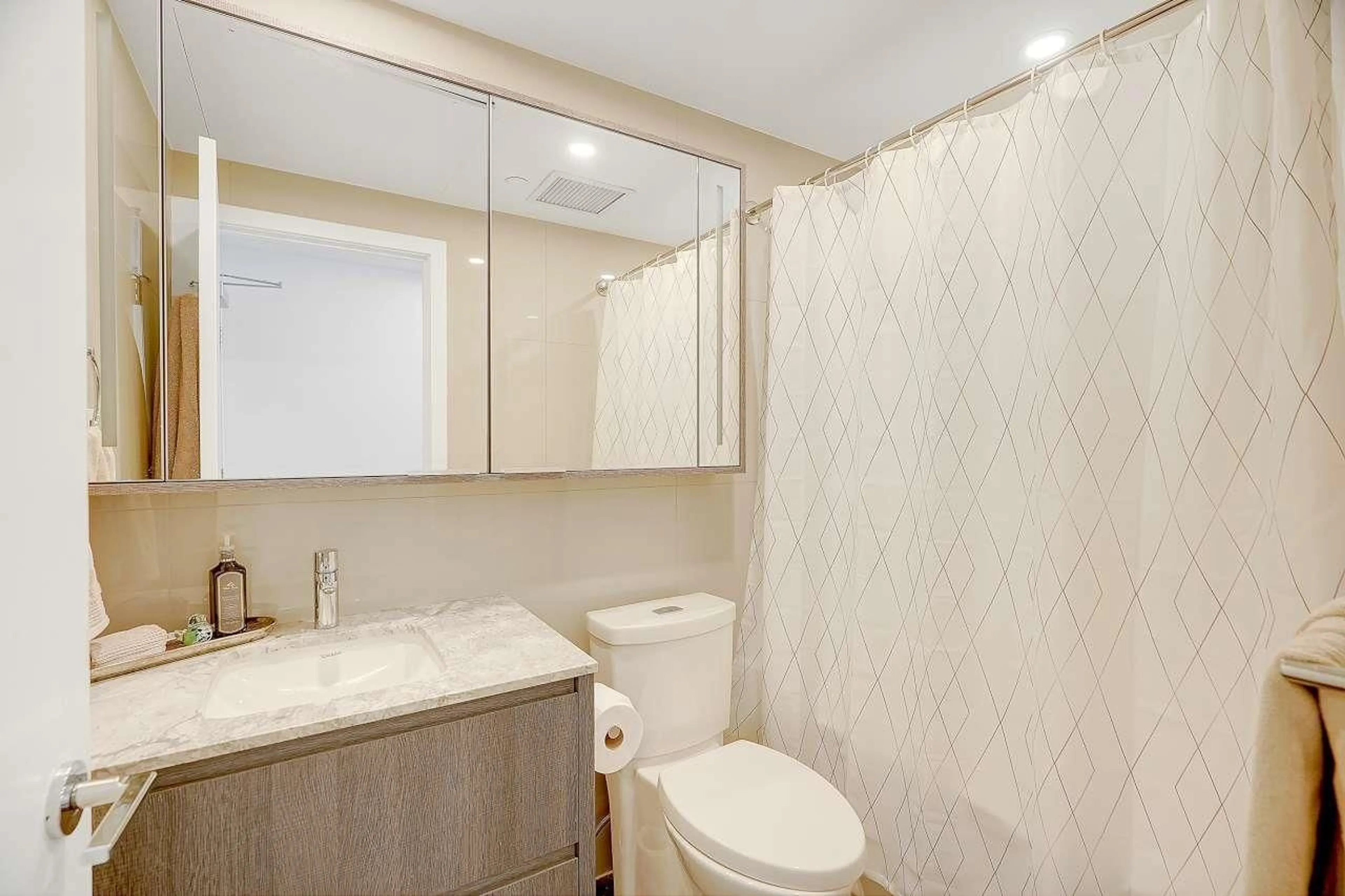 Standard bathroom, unknown for 406 1441 JOHNSTON ROAD, White Rock British Columbia V4B3Z4