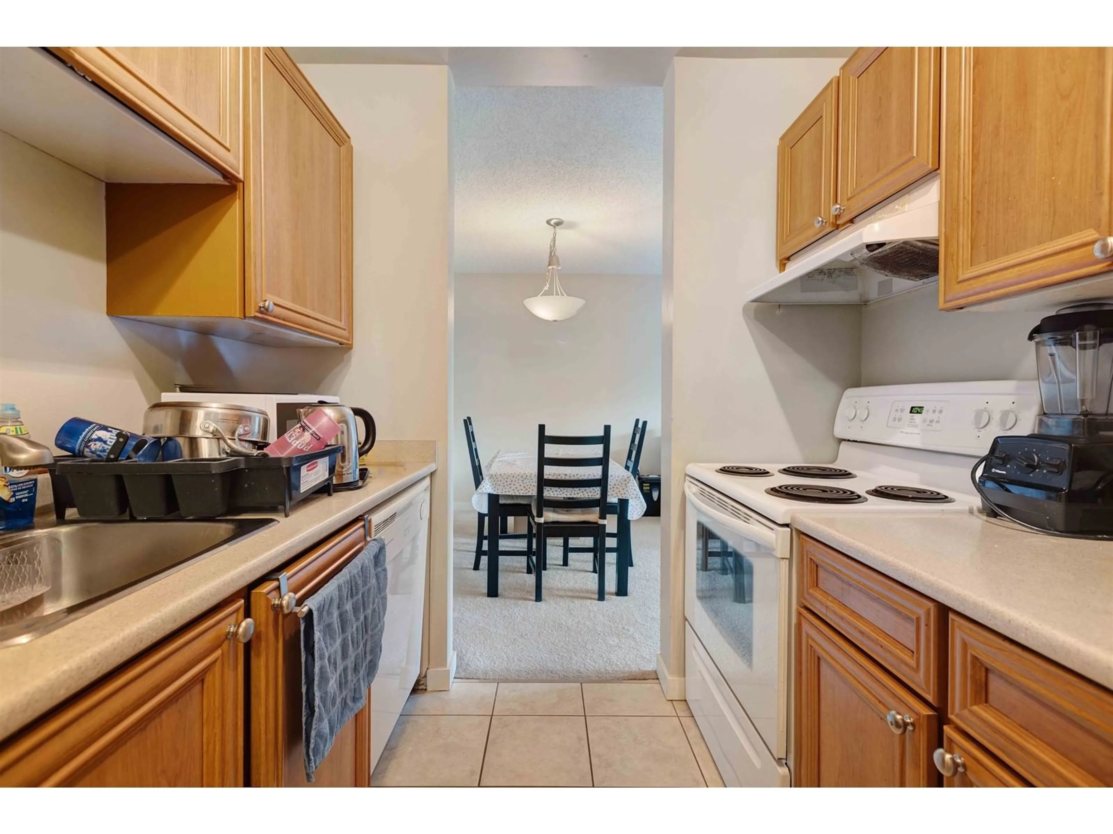 Standard kitchen, unknown for 311 1870 E SOUTHMERE CRESCENT, Surrey British Columbia V4A7A3