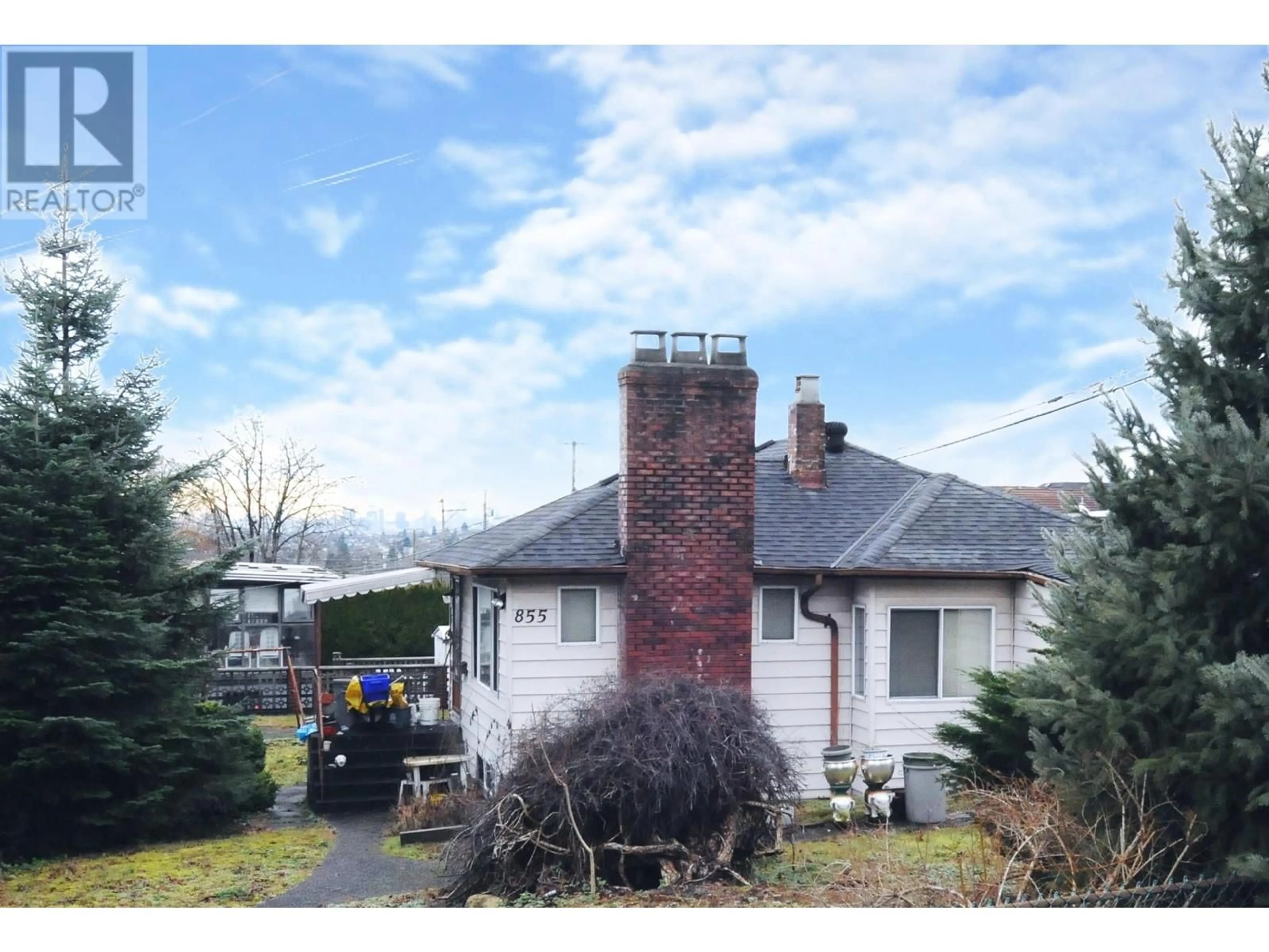 A pic from outside/outdoor area/front of a property/back of a property/a pic from drone, street for 855 MACDONALD AVENUE, Burnaby British Columbia V5C4N3