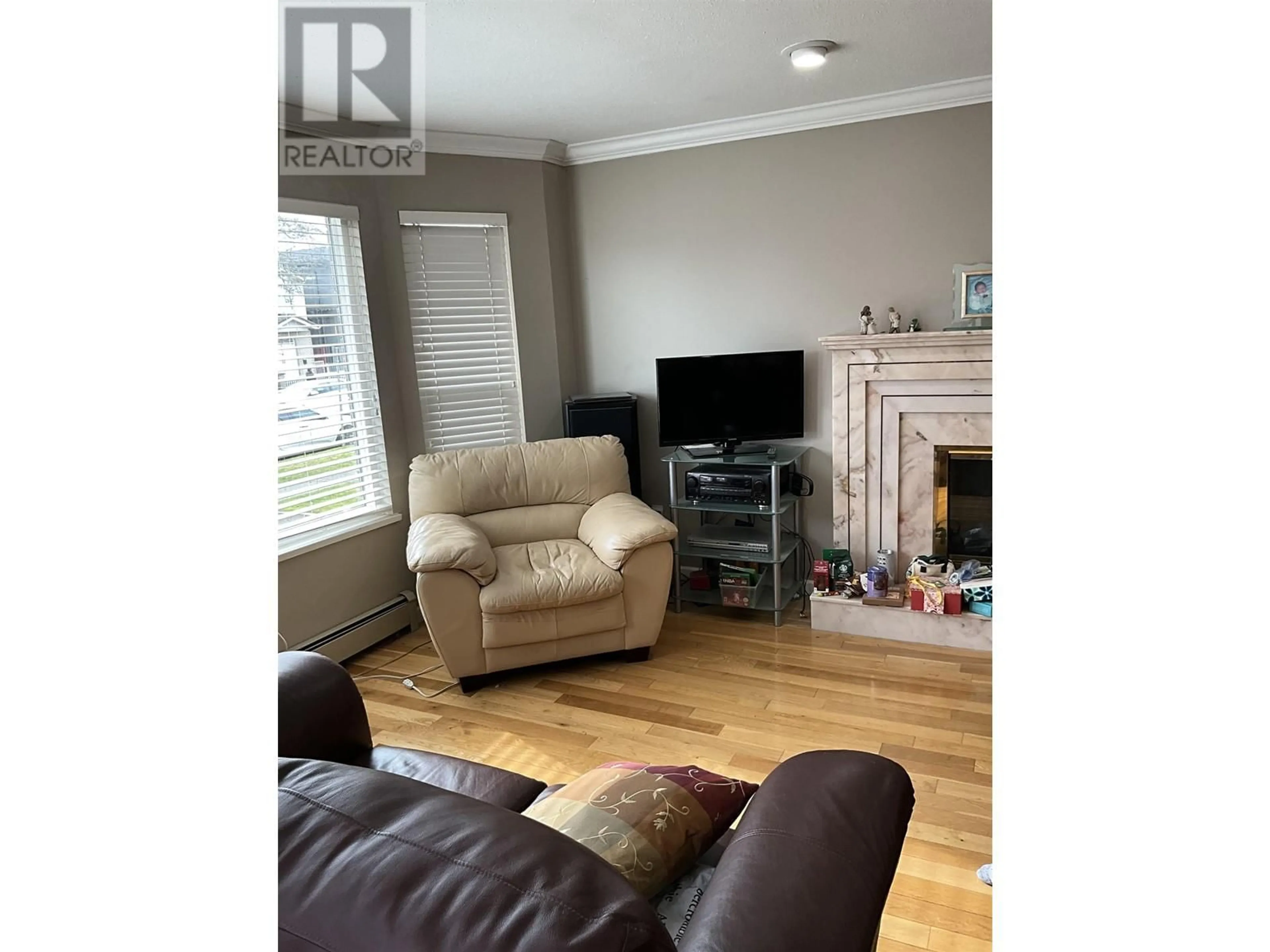 Living room with furniture, wood/laminate floor for 785 E 50TH AVENUE, Vancouver British Columbia V5X1B4