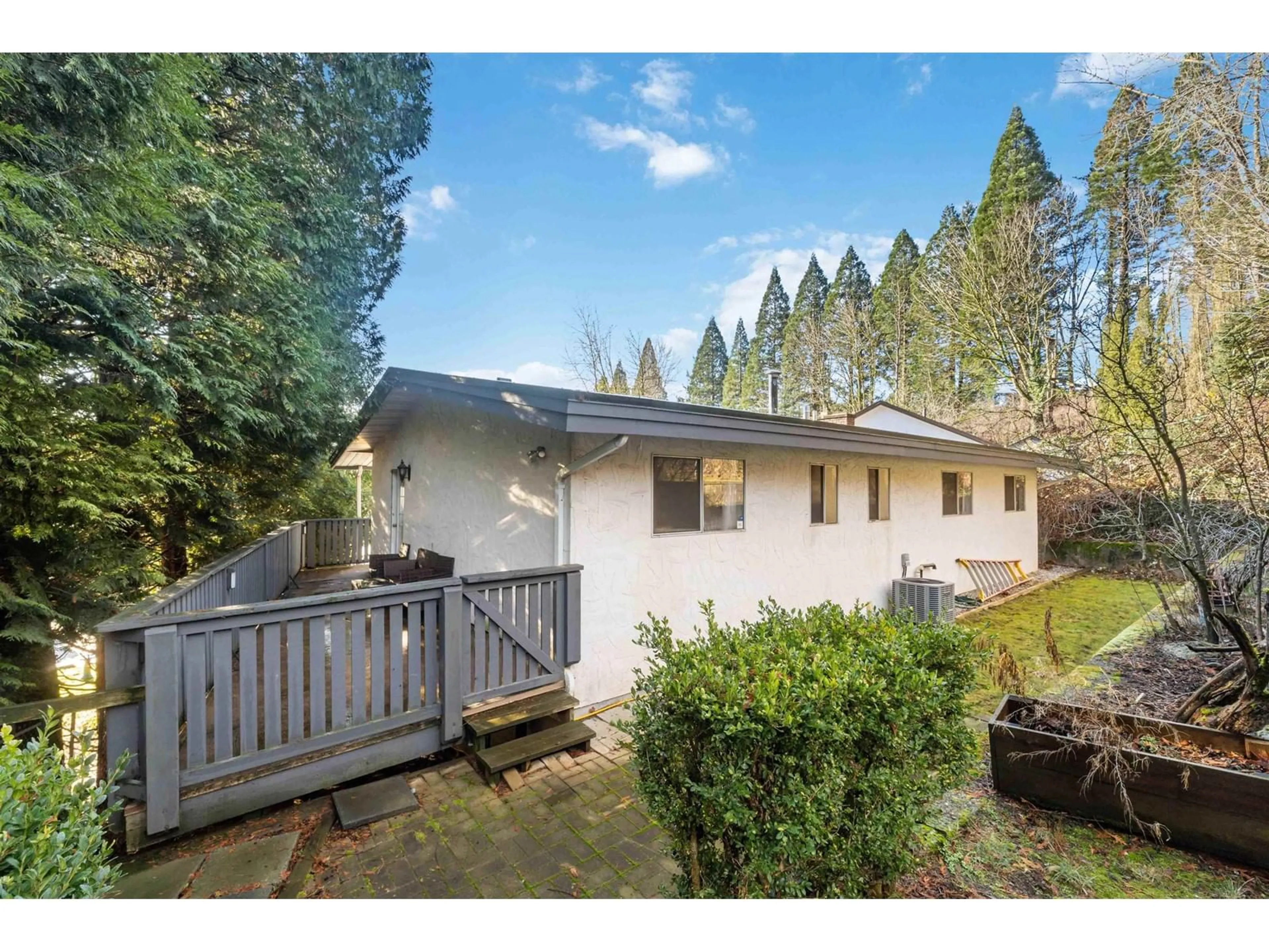 A pic from outside/outdoor area/front of a property/back of a property/a pic from drone, unknown for 2436 MIDAS STREET, Abbotsford British Columbia V2S4R3