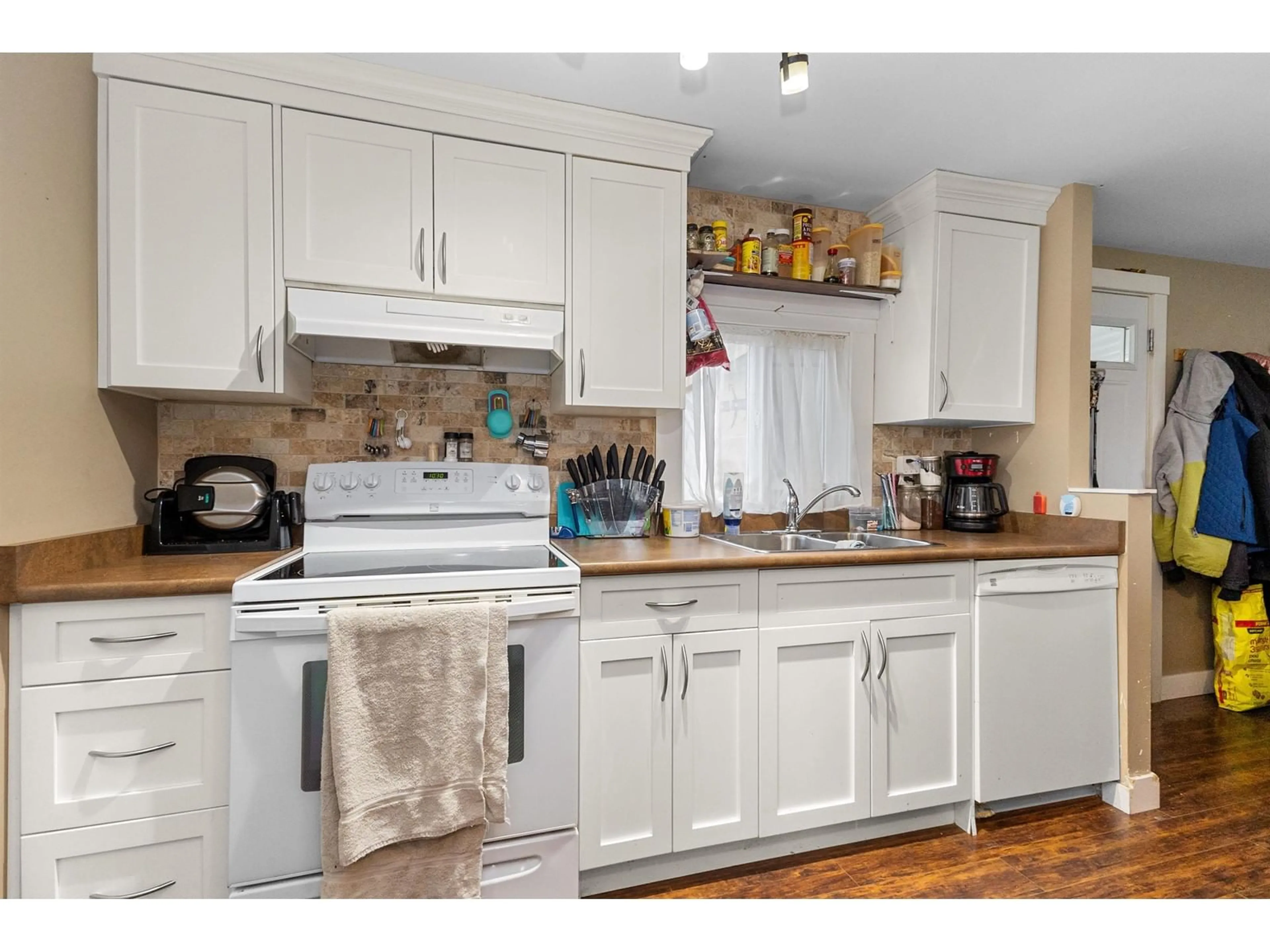 Standard kitchen, wood/laminate floor for 31551 MONARCH, Abbotsford British Columbia V2T6M6