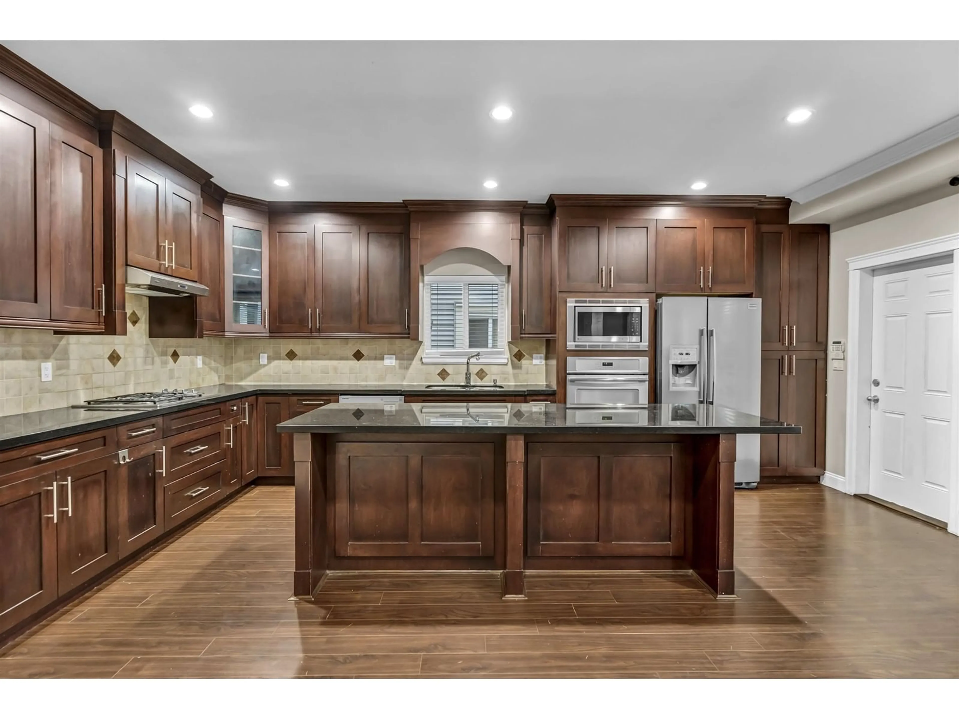 Open concept kitchen, unknown for 5945 128A STREET, Surrey British Columbia V3X1T3