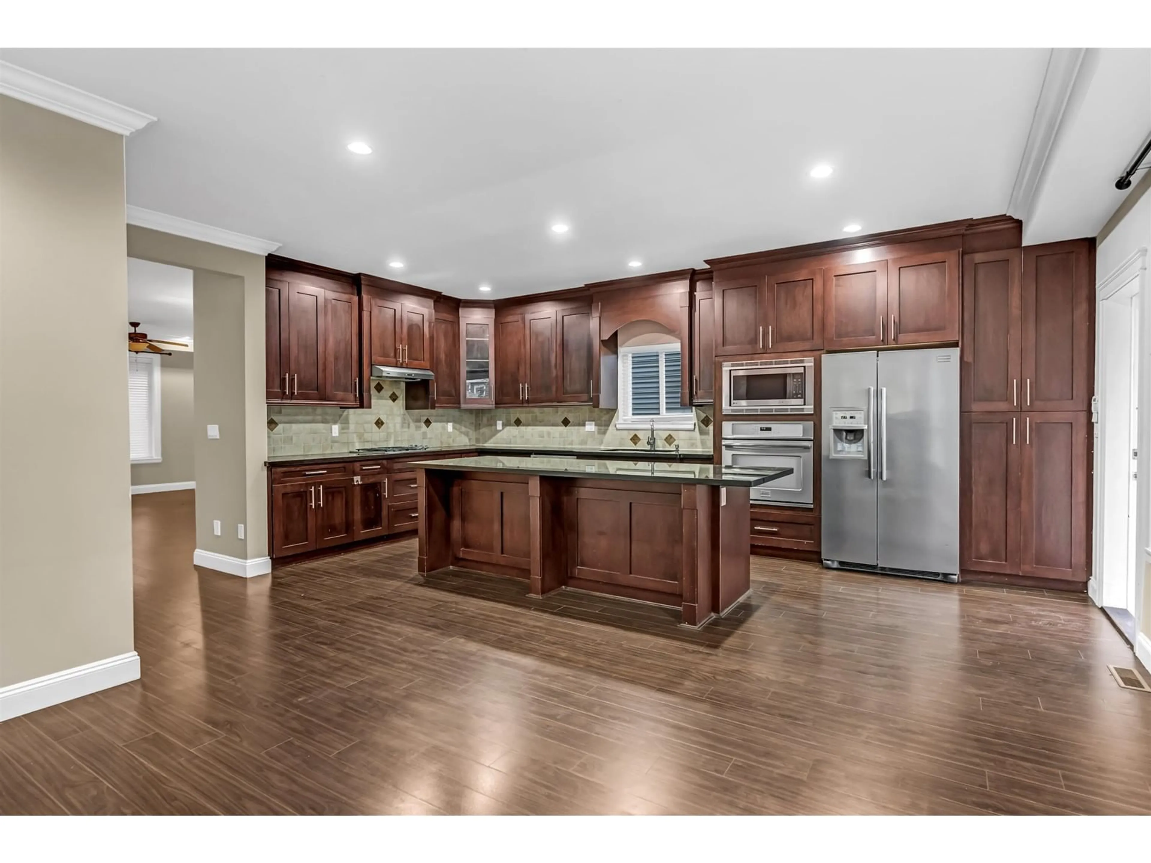 Open concept kitchen, wood/laminate floor for 5945 128A STREET, Surrey British Columbia V3X1T3