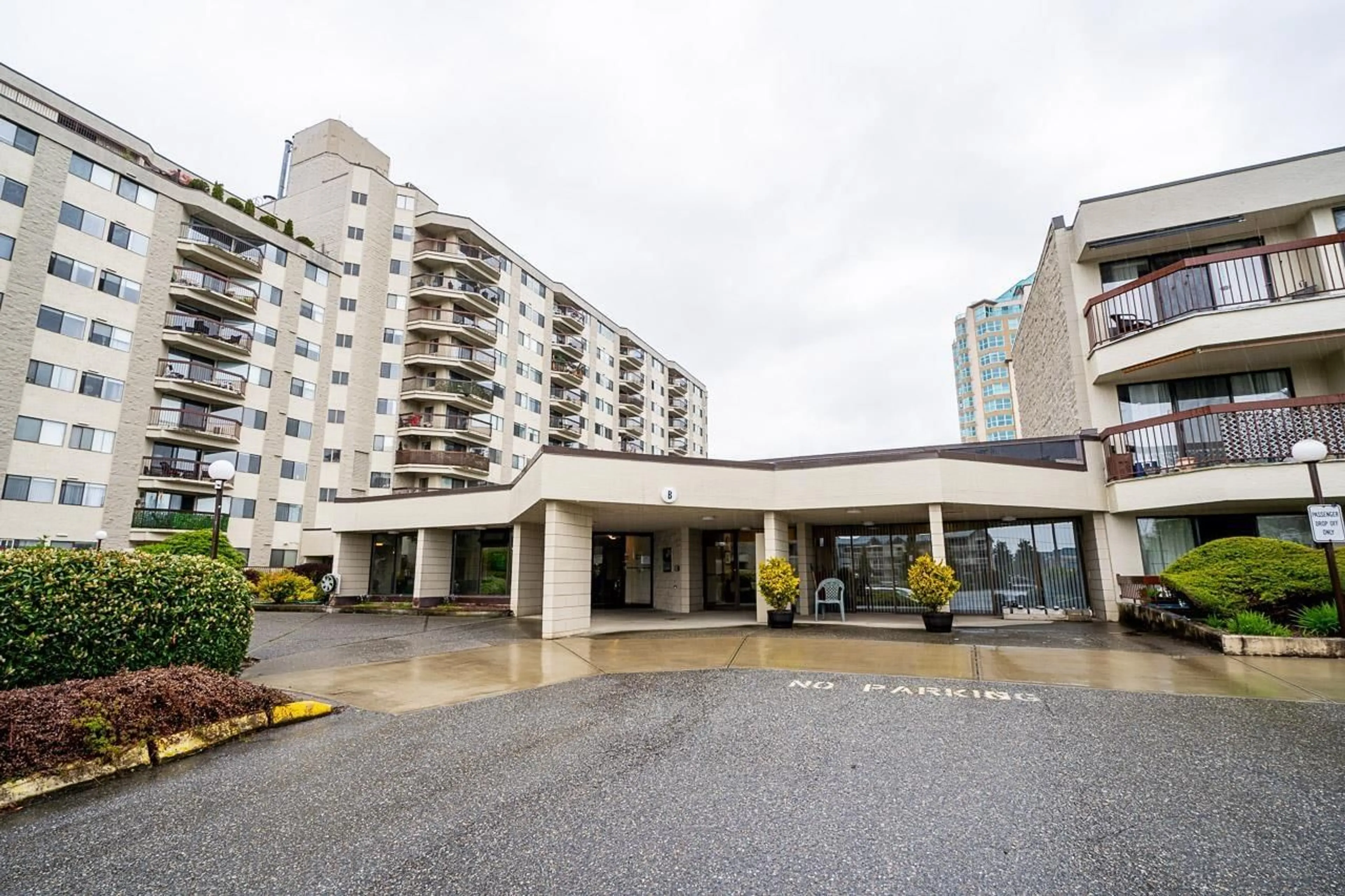 Indoor foyer for 301 31955 OLD YALE ROAD, Abbotsford British Columbia V2T4N1