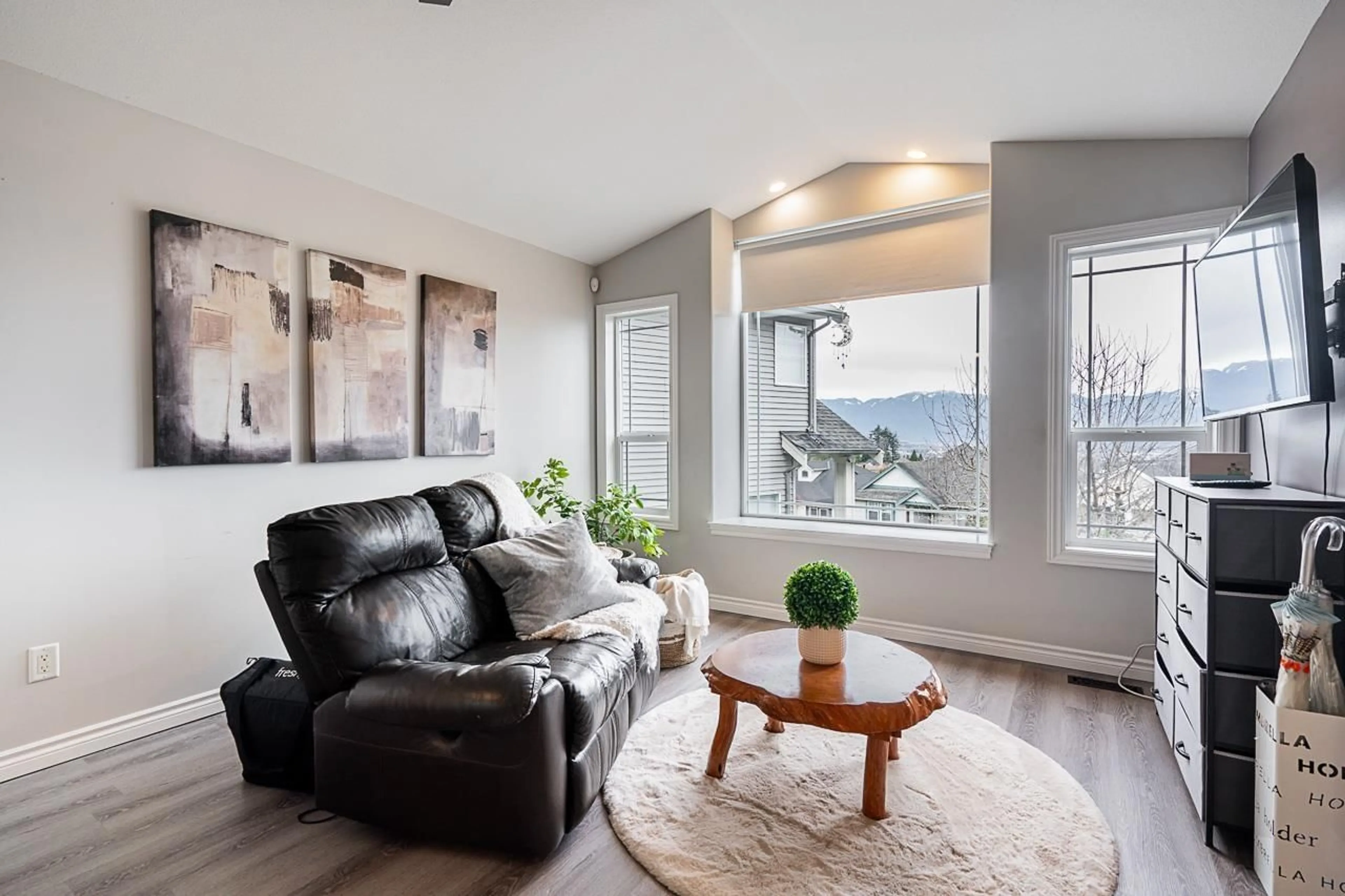 Living room with furniture, wood/laminate floor for 46478 LEAR DRIVE|Promontory, Sardis British Columbia V2R5P6