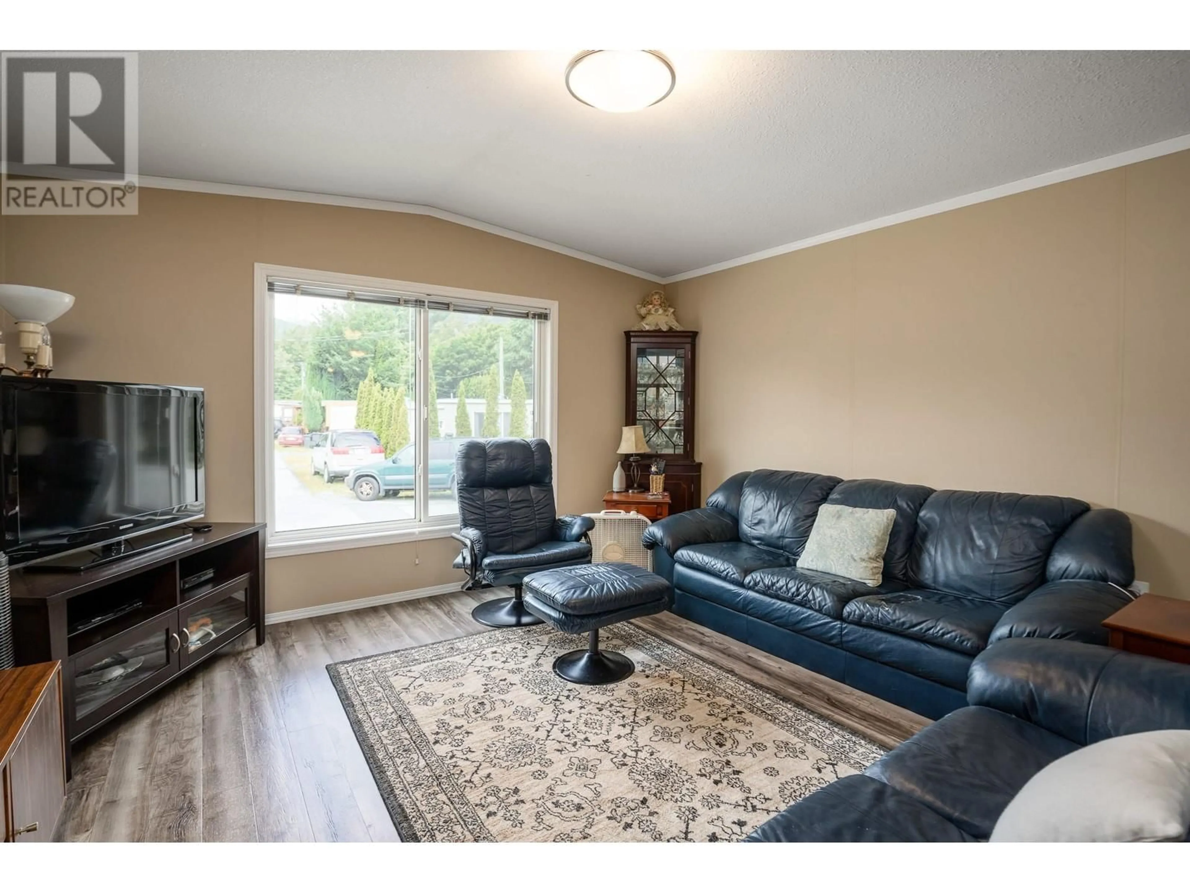 Living room with furniture, wood/laminate floor for 5 40022 GOVERNMENT ROAD, Squamish British Columbia V0N1T0