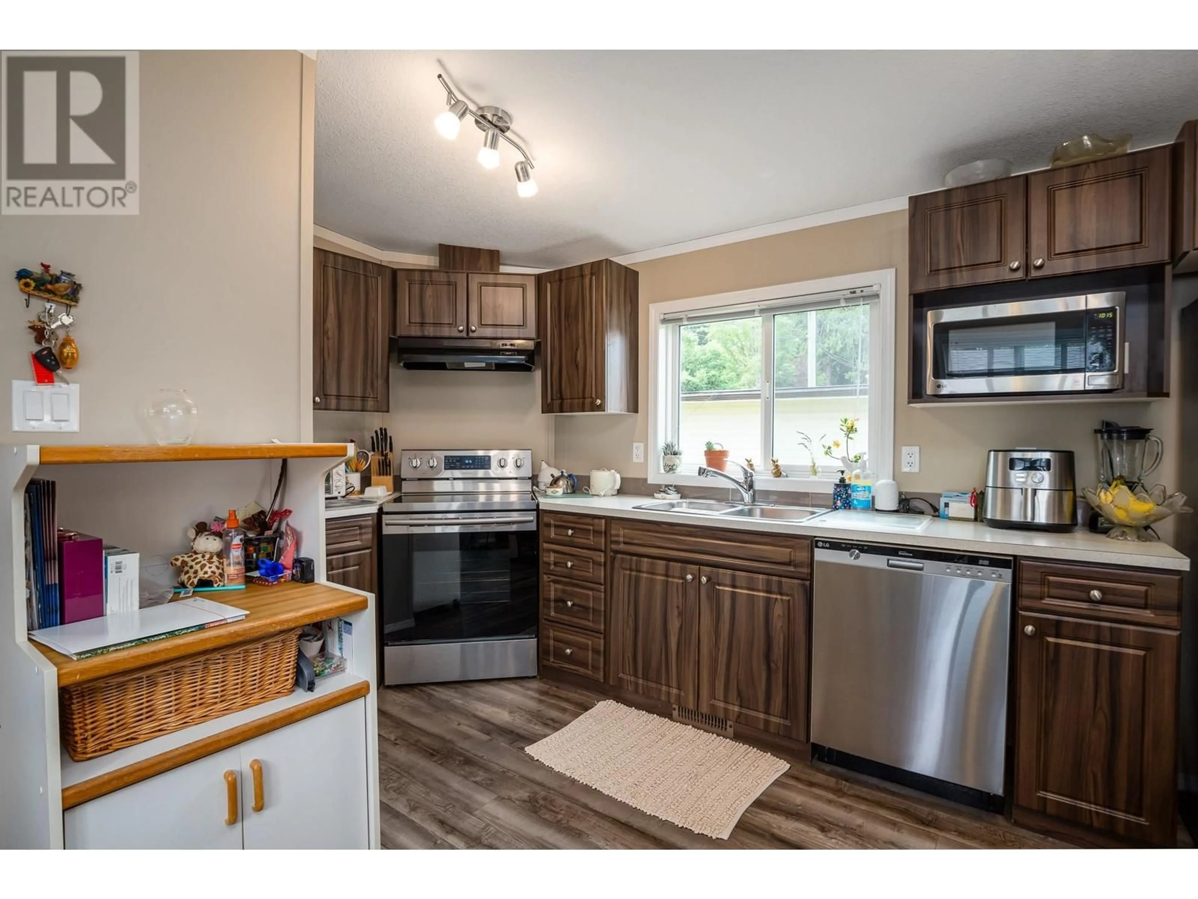 Standard kitchen, wood/laminate floor for 5 40022 GOVERNMENT ROAD, Squamish British Columbia V0N1T0