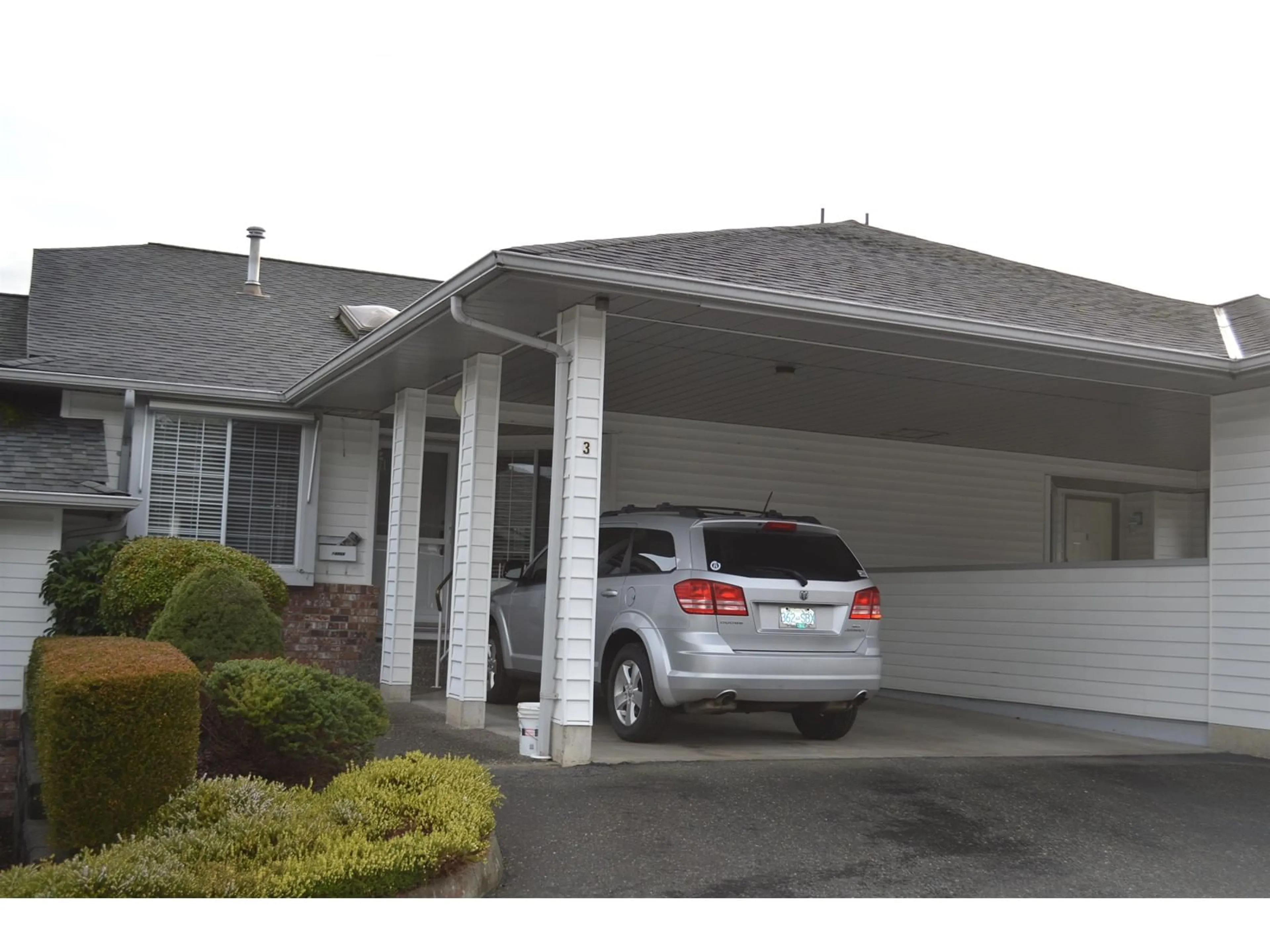 Indoor garage for 3 3055 TRAFALGAR STREET, Abbotsford British Columbia V2S7X8