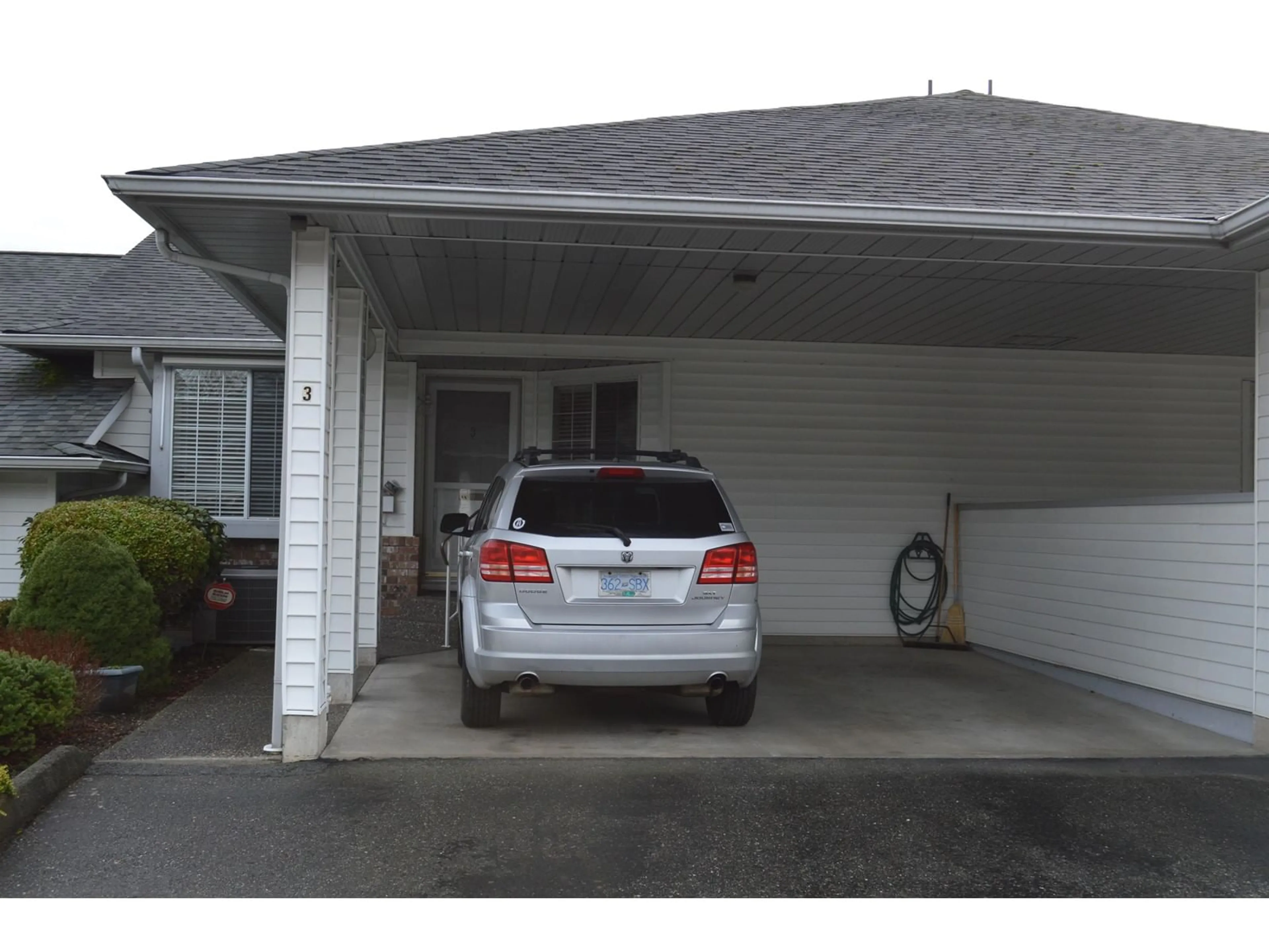 Indoor garage for 3 3055 TRAFALGAR STREET, Abbotsford British Columbia V2S7X8