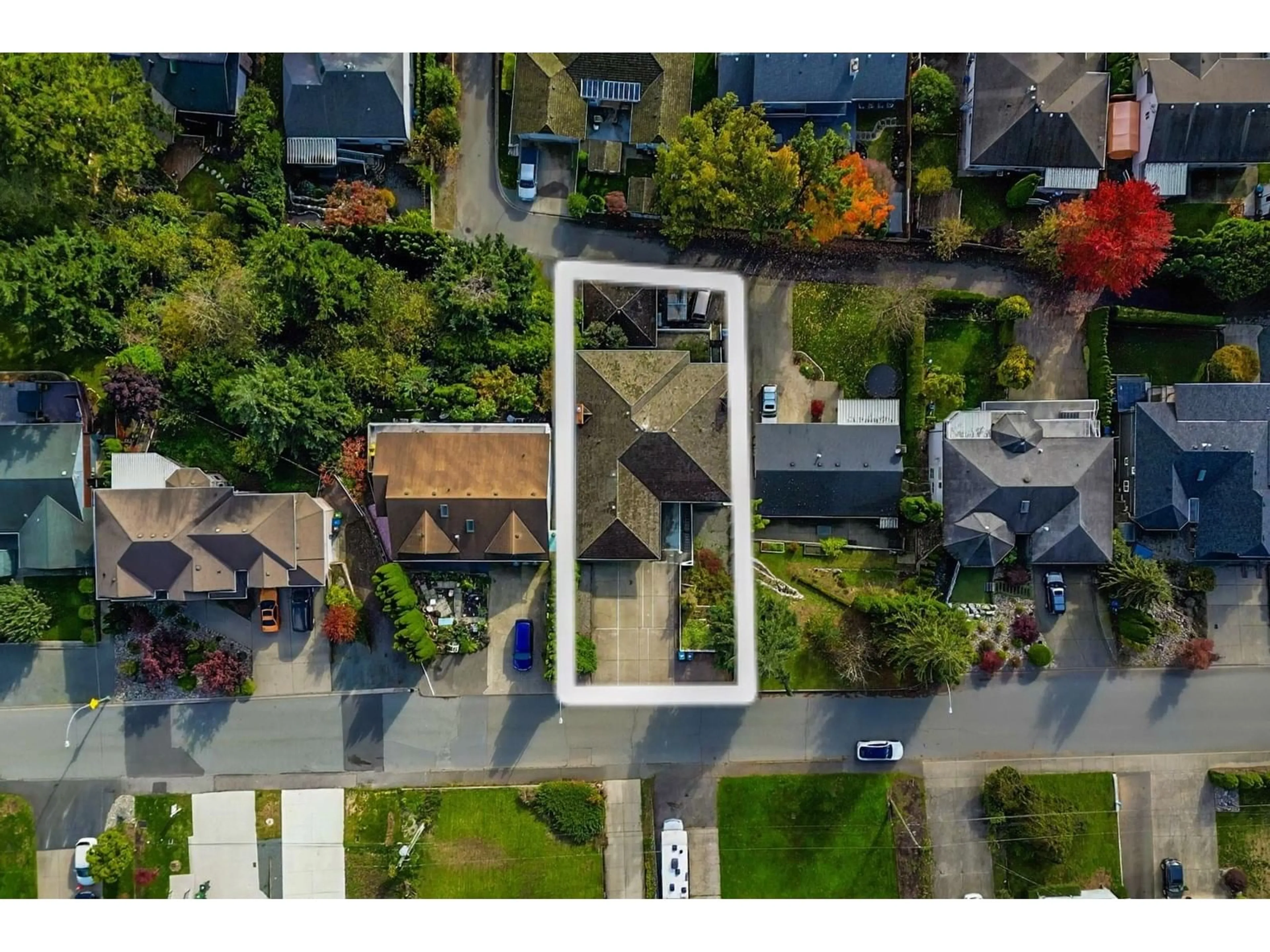 A pic from outside/outdoor area/front of a property/back of a property/a pic from drone, street for 34250 FRASER STREET, Abbotsford British Columbia V2S1X9