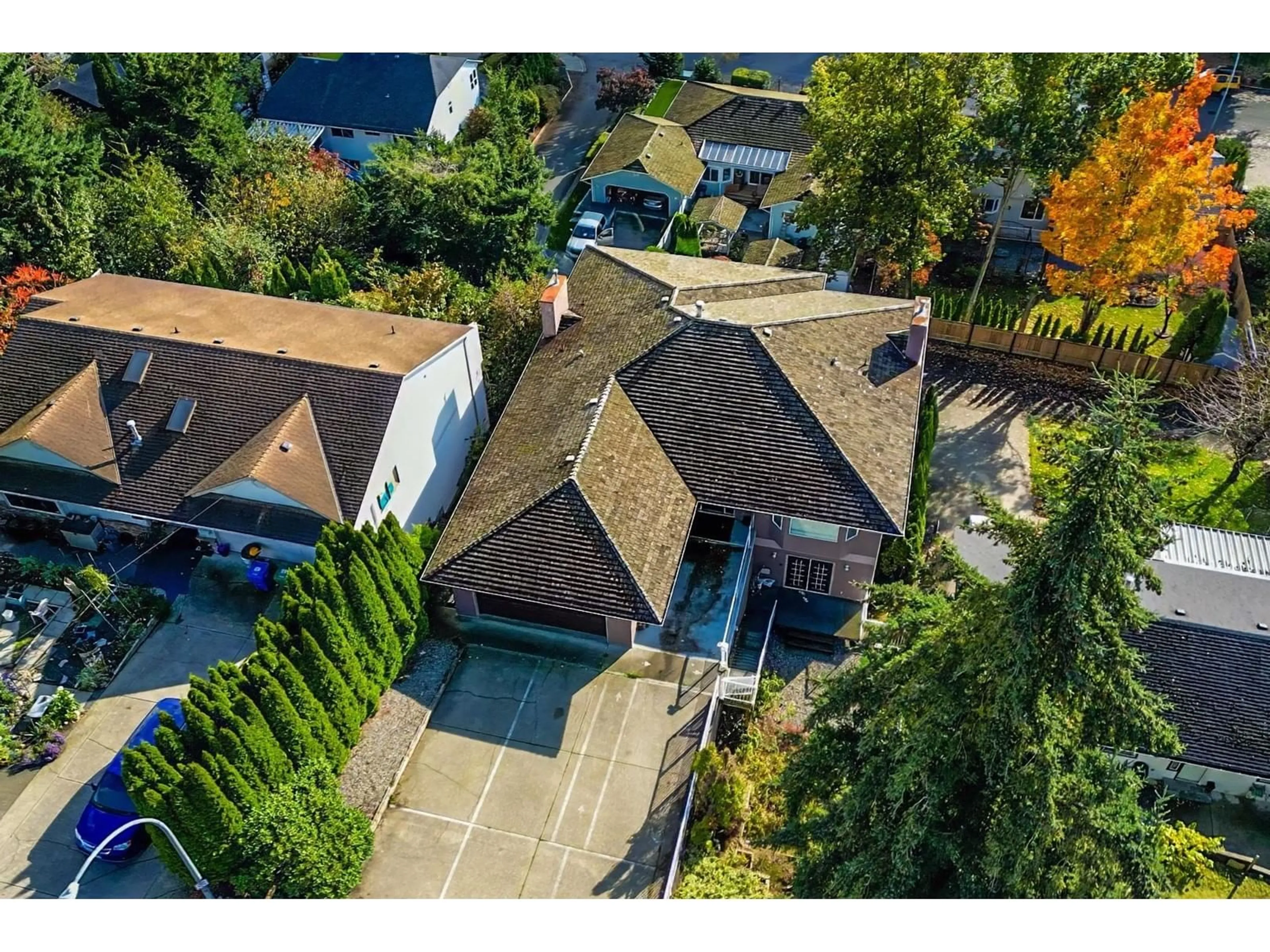 A pic from outside/outdoor area/front of a property/back of a property/a pic from drone, street for 34250 FRASER STREET, Abbotsford British Columbia V2S1X9