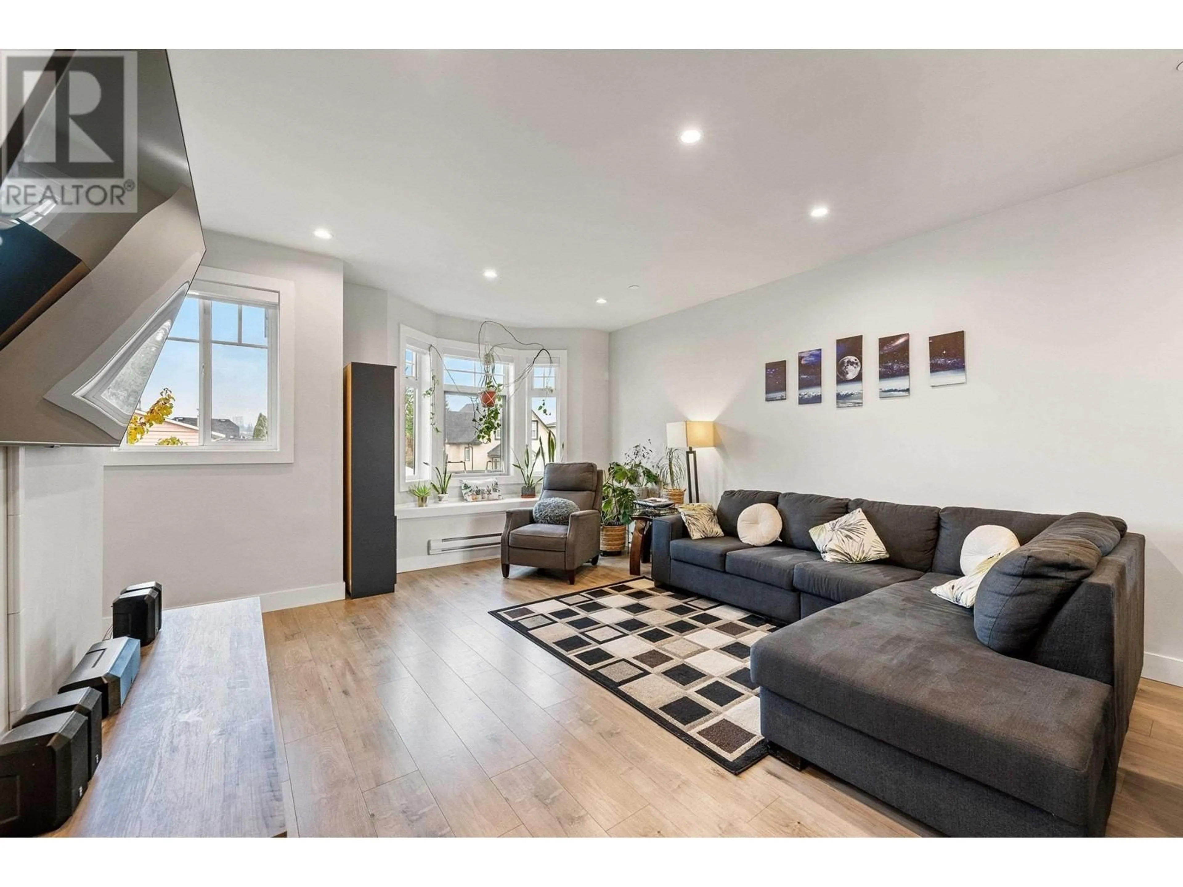 Living room with furniture, wood/laminate floor for 2 189 WOOD STREET, New Westminster British Columbia V3M0L7