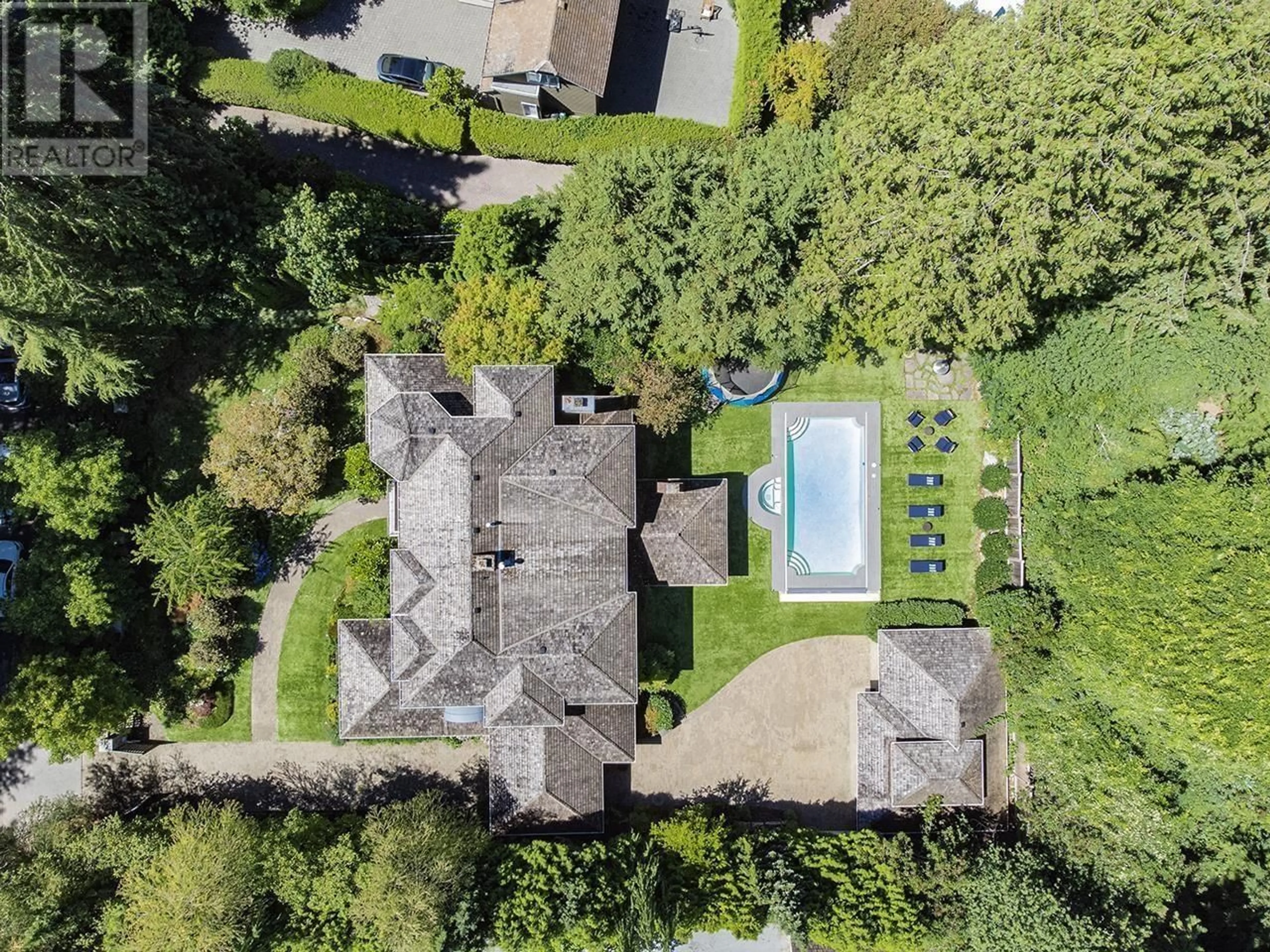 A pic from outside/outdoor area/front of a property/back of a property/a pic from drone, street for 2991 ROSEBERY AVENUE, West Vancouver British Columbia V7V3A8