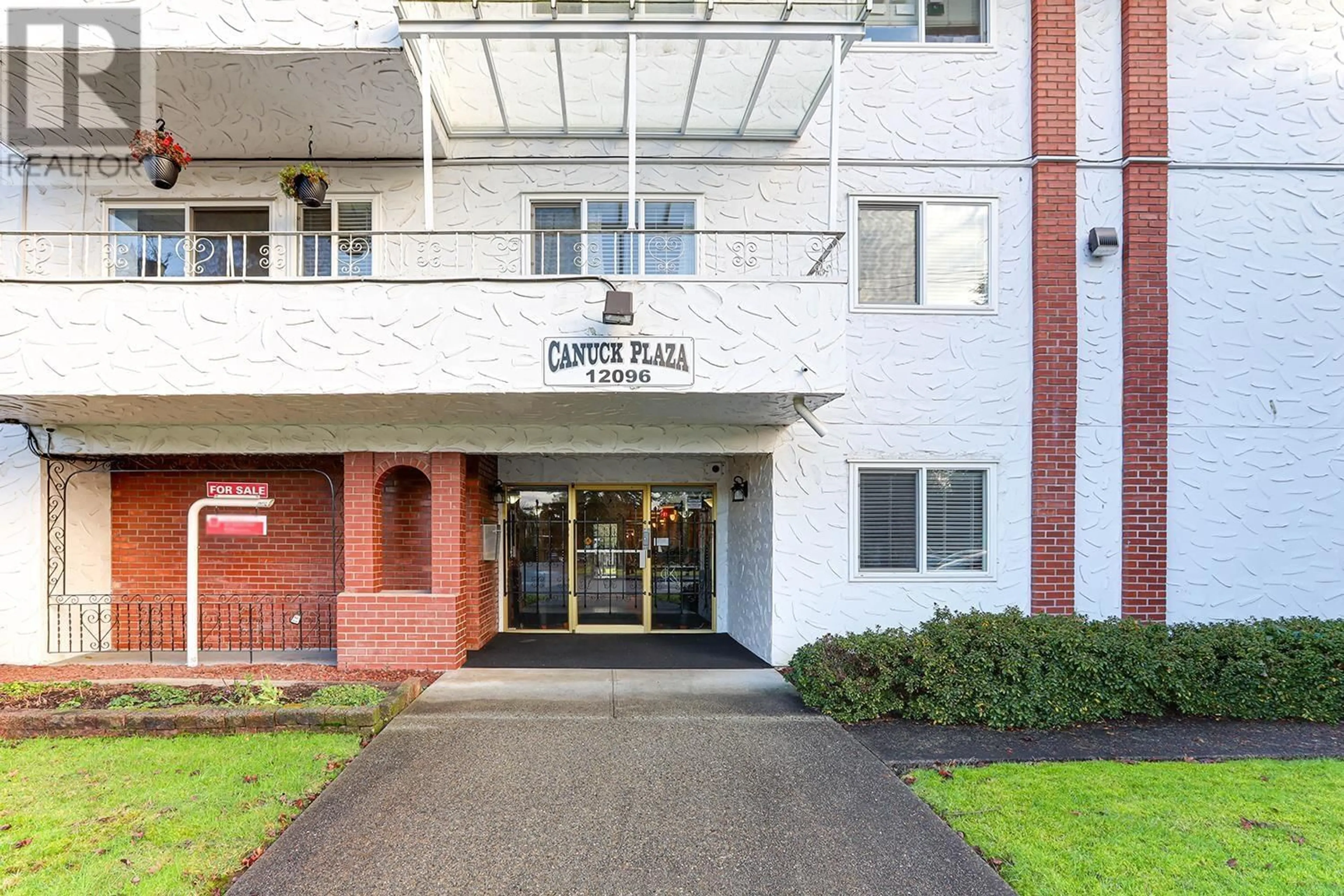 Indoor foyer for 304 12096 222 STREET, Maple Ridge British Columbia V2X5W1