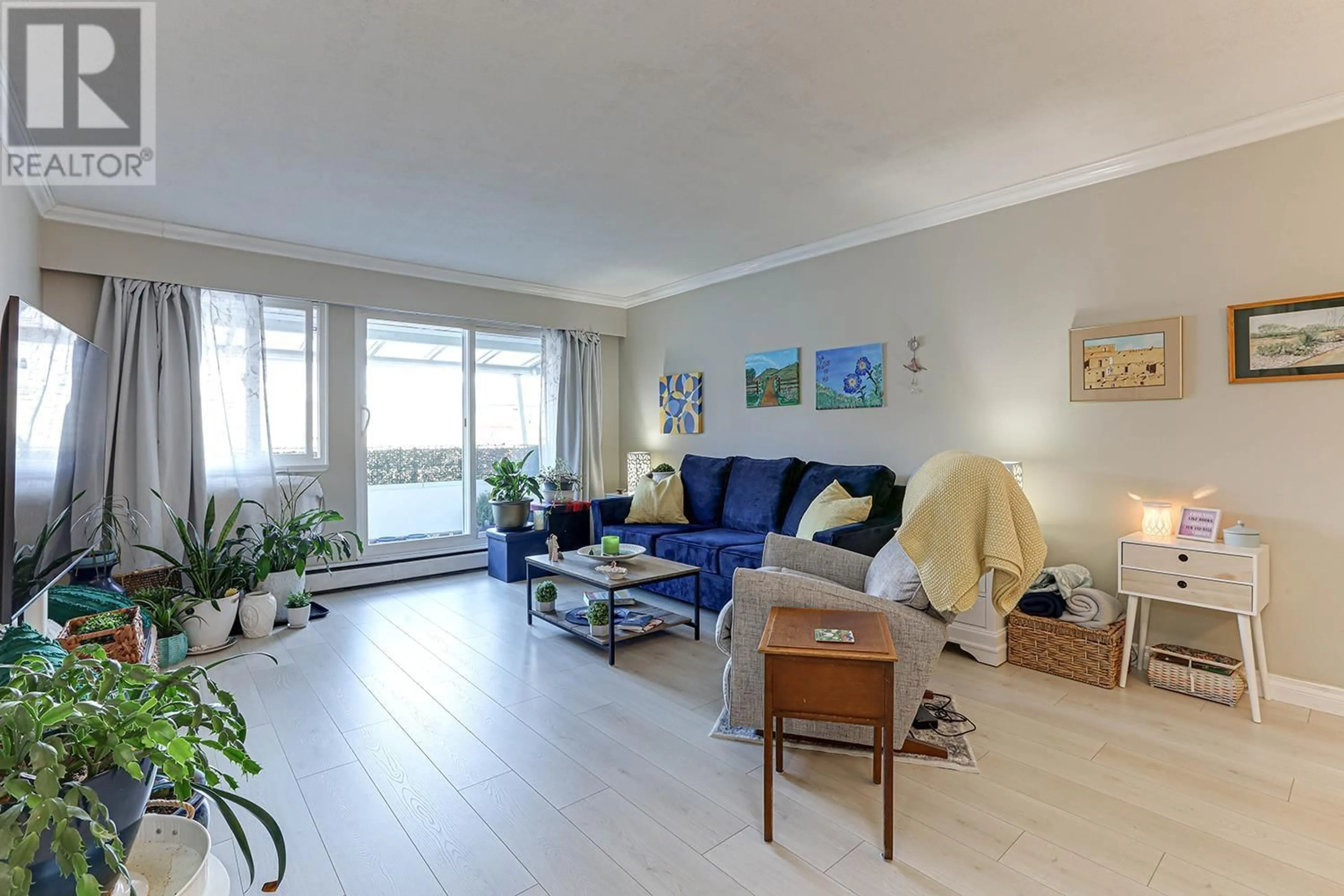 Living room with furniture, wood/laminate floor for 304 12096 222 STREET, Maple Ridge British Columbia V2X5W1