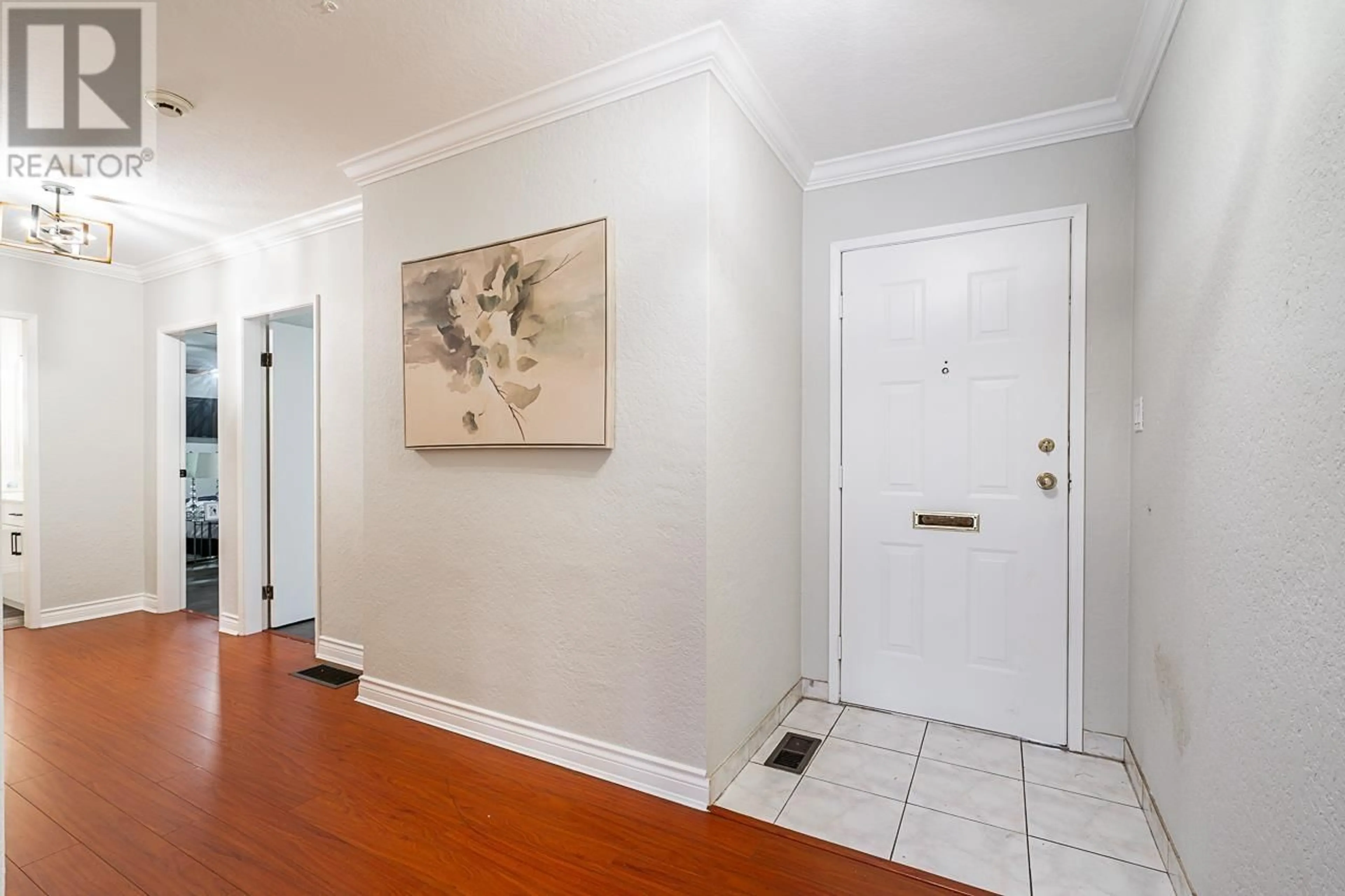 Indoor foyer for 310 INGLEWOOD AVENUE, West Vancouver British Columbia V7T1X1