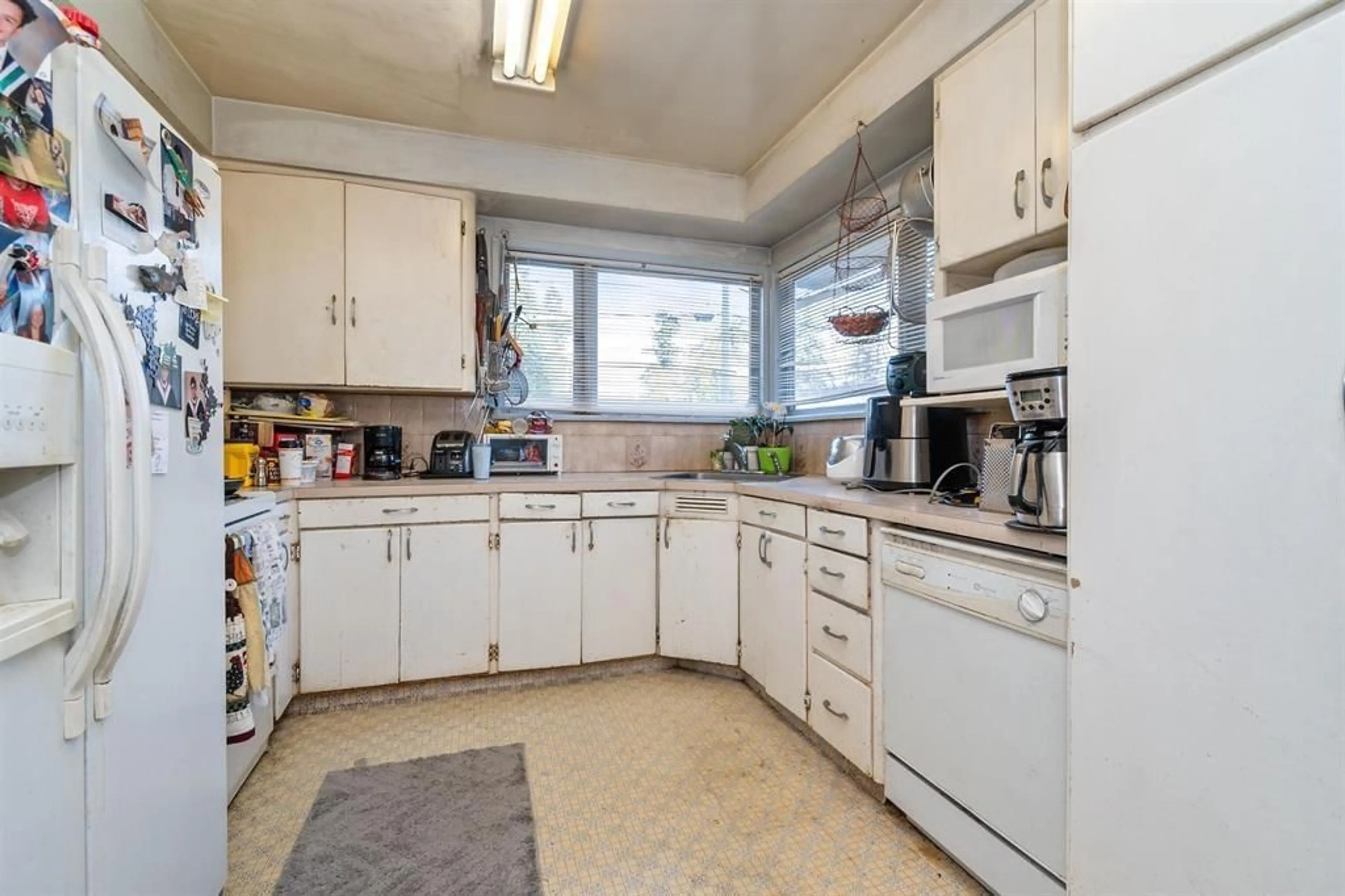 Standard kitchen, unknown for 33694 LINCOLN, Abbotsford British Columbia V4W0C4