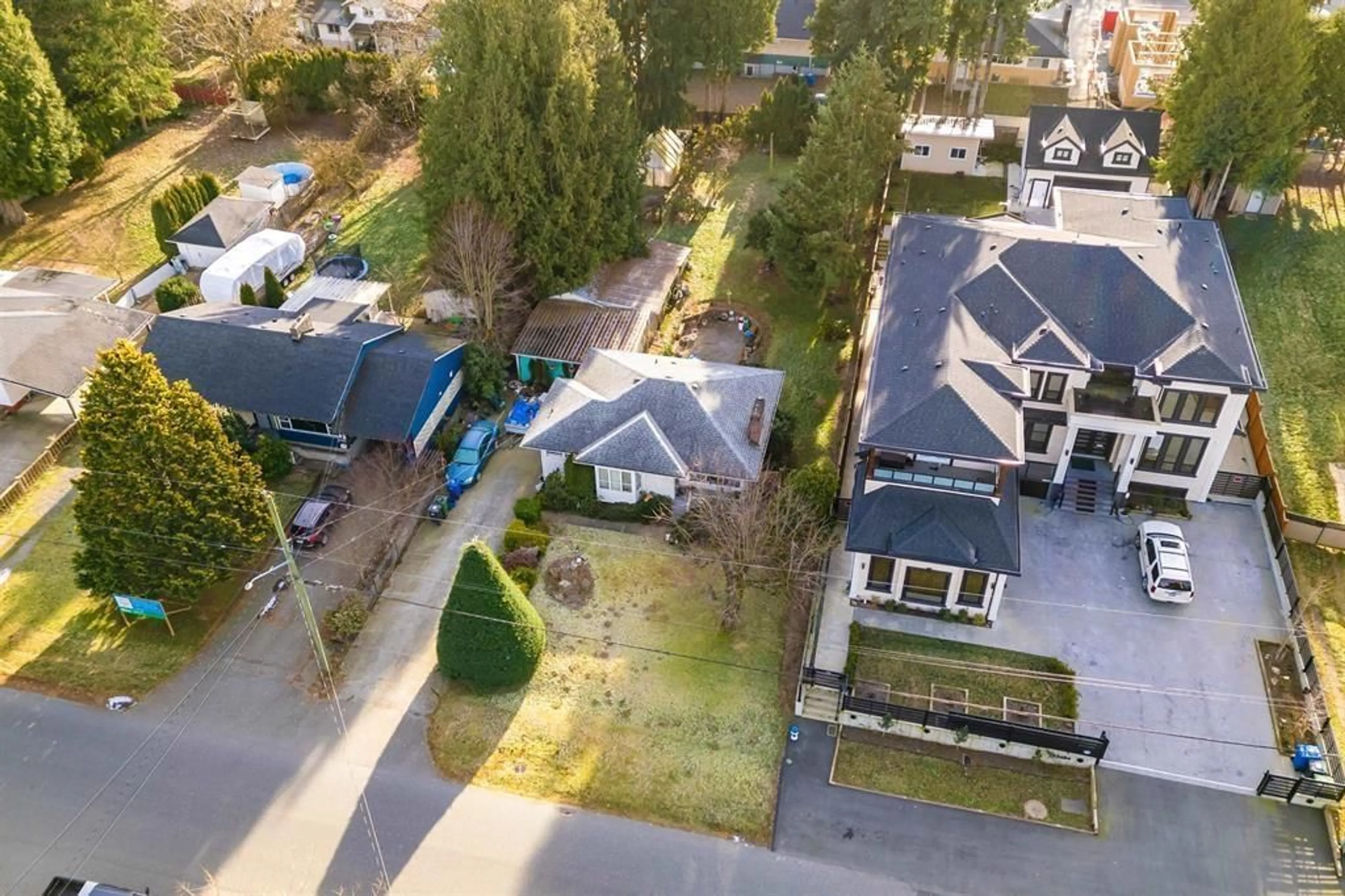 A pic from outside/outdoor area/front of a property/back of a property/a pic from drone, street for 33694 LINCOLN ROAD, Abbotsford British Columbia V4W0C4