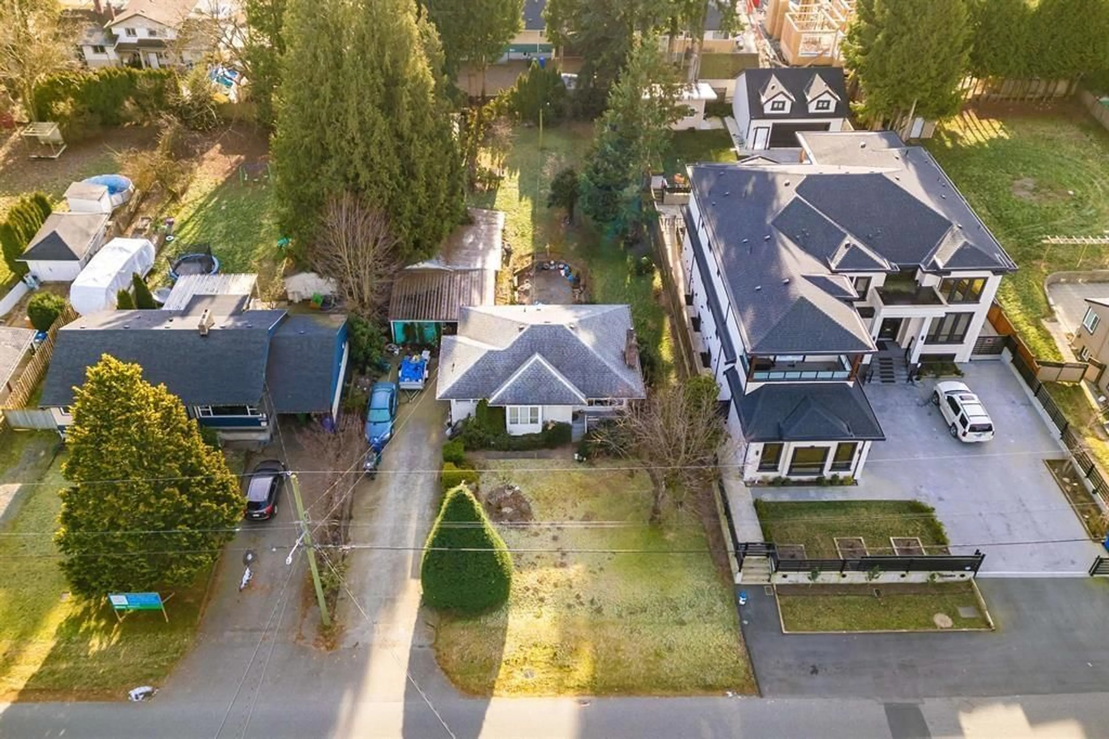 A pic from outside/outdoor area/front of a property/back of a property/a pic from drone, street for 33694 LINCOLN ROAD, Abbotsford British Columbia V4W0C4