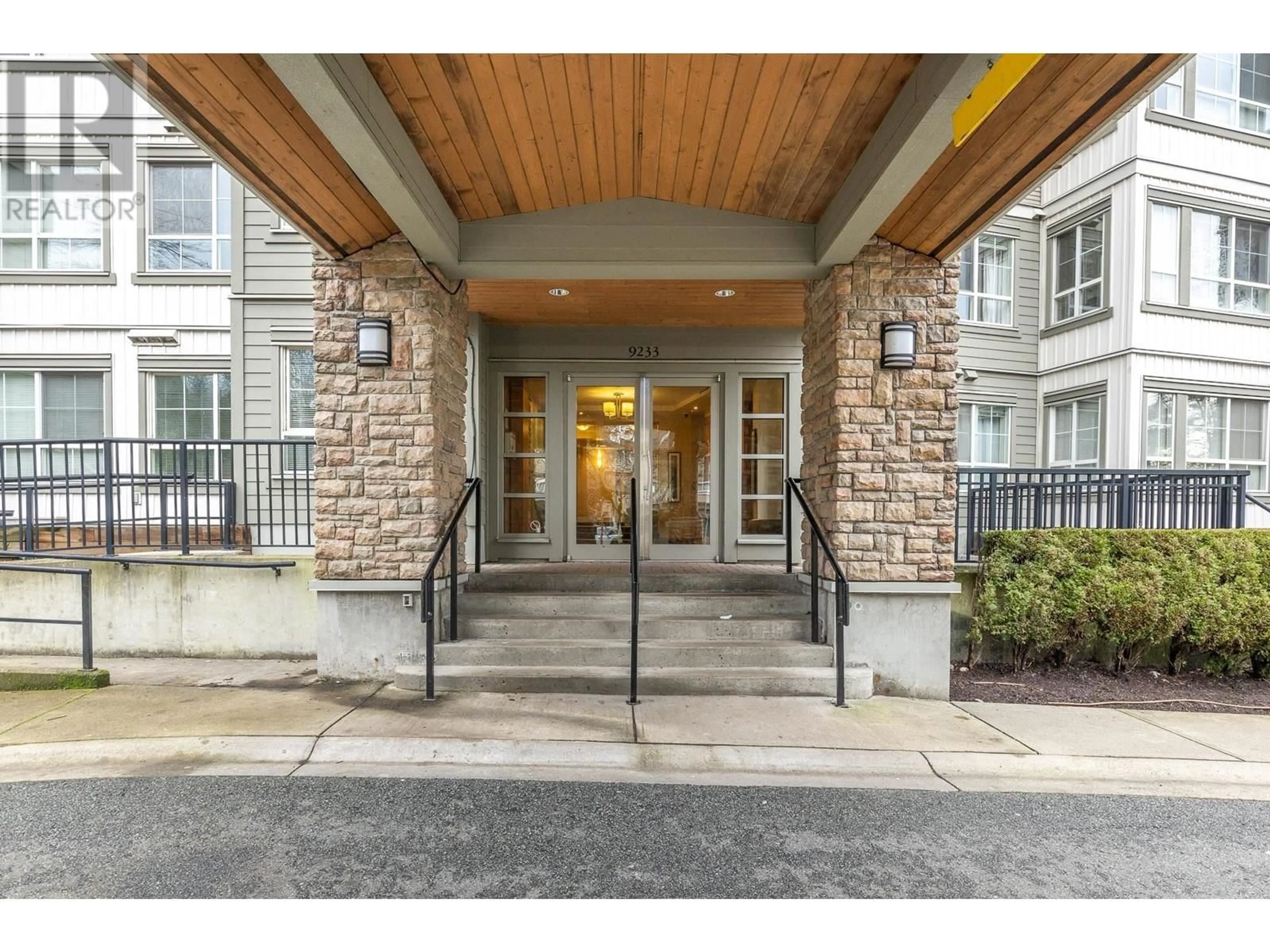 Indoor foyer for 408 9233 GOVERNMENT STREET, Burnaby British Columbia V3N0A3