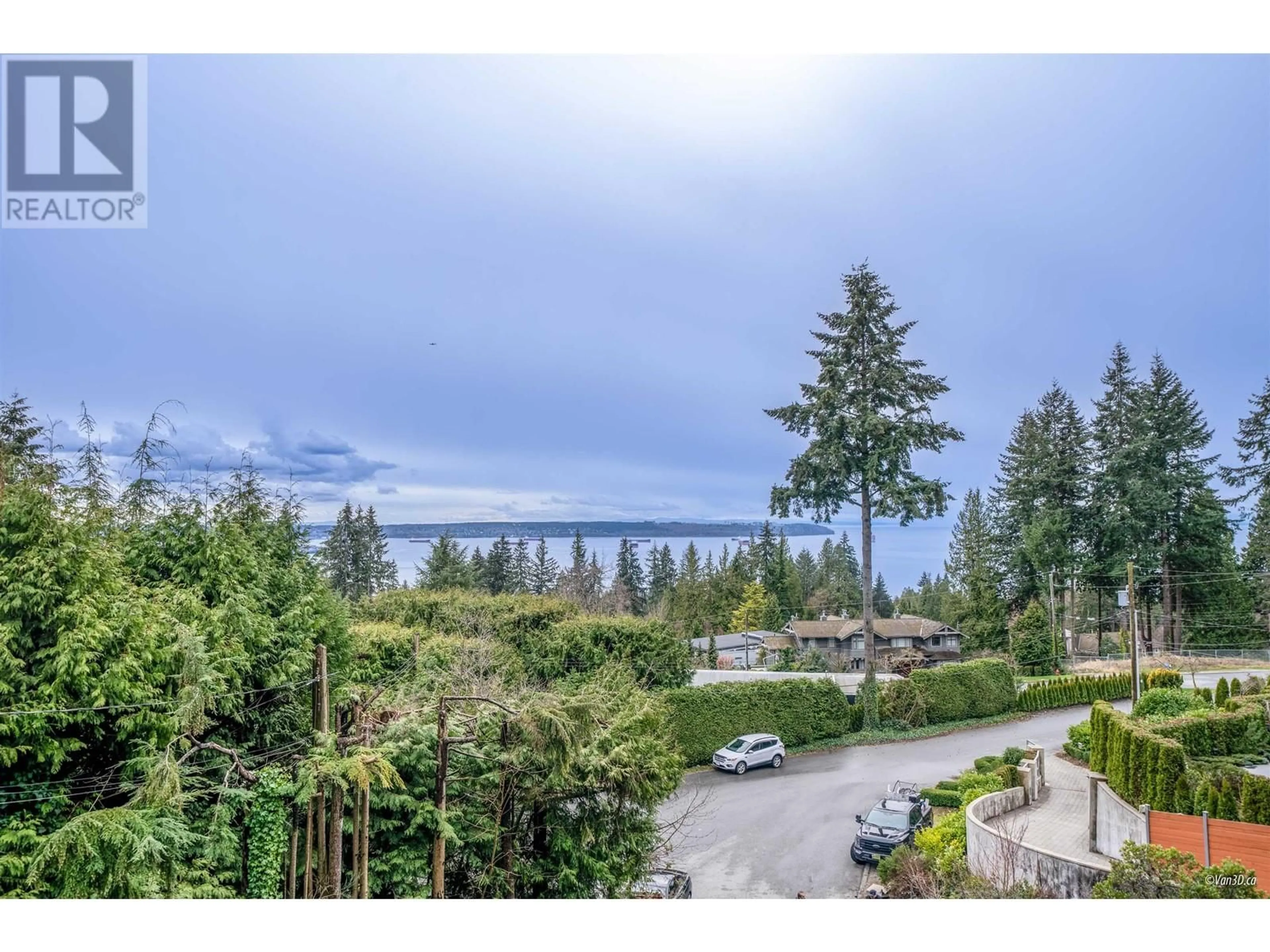 A pic from outside/outdoor area/front of a property/back of a property/a pic from drone, water/lake/river/ocean view for 2939 ALTAMONT PLACE, West Vancouver British Columbia V7S3C3