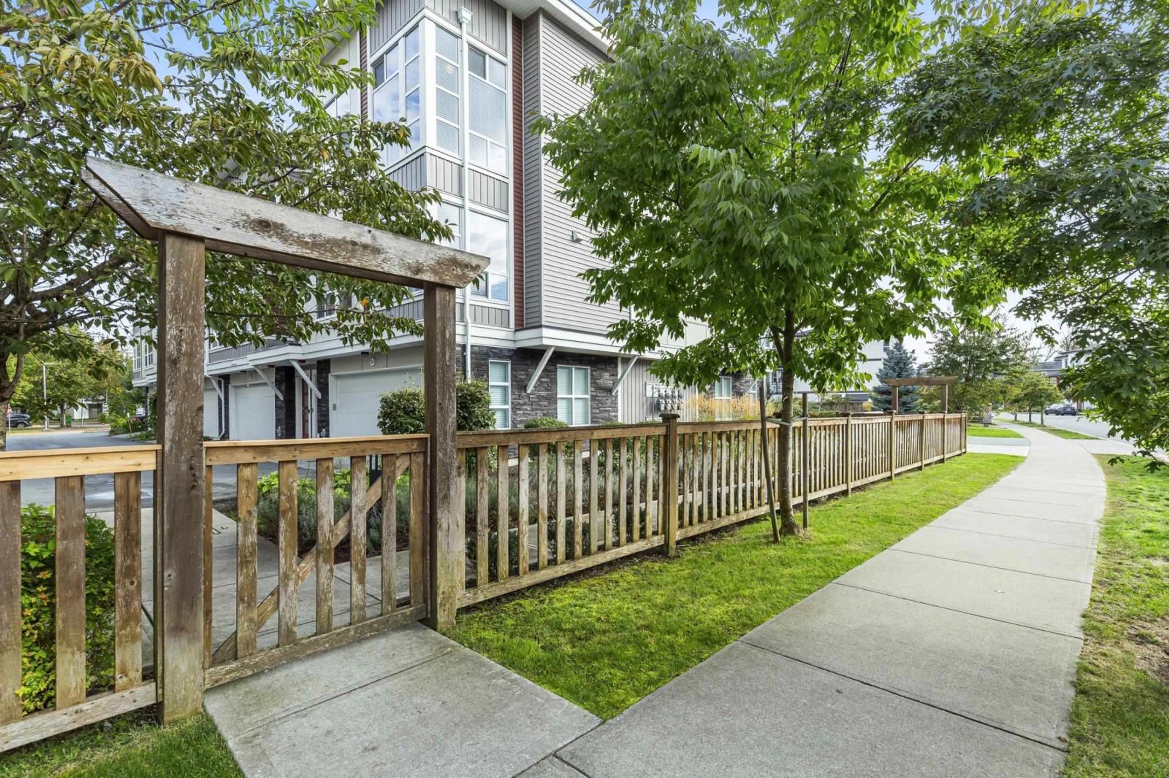 Patio, street for 24 8466 MIDTOWN WAY|Chilliwack Proper So, Chilliwack British Columbia V2P0G8