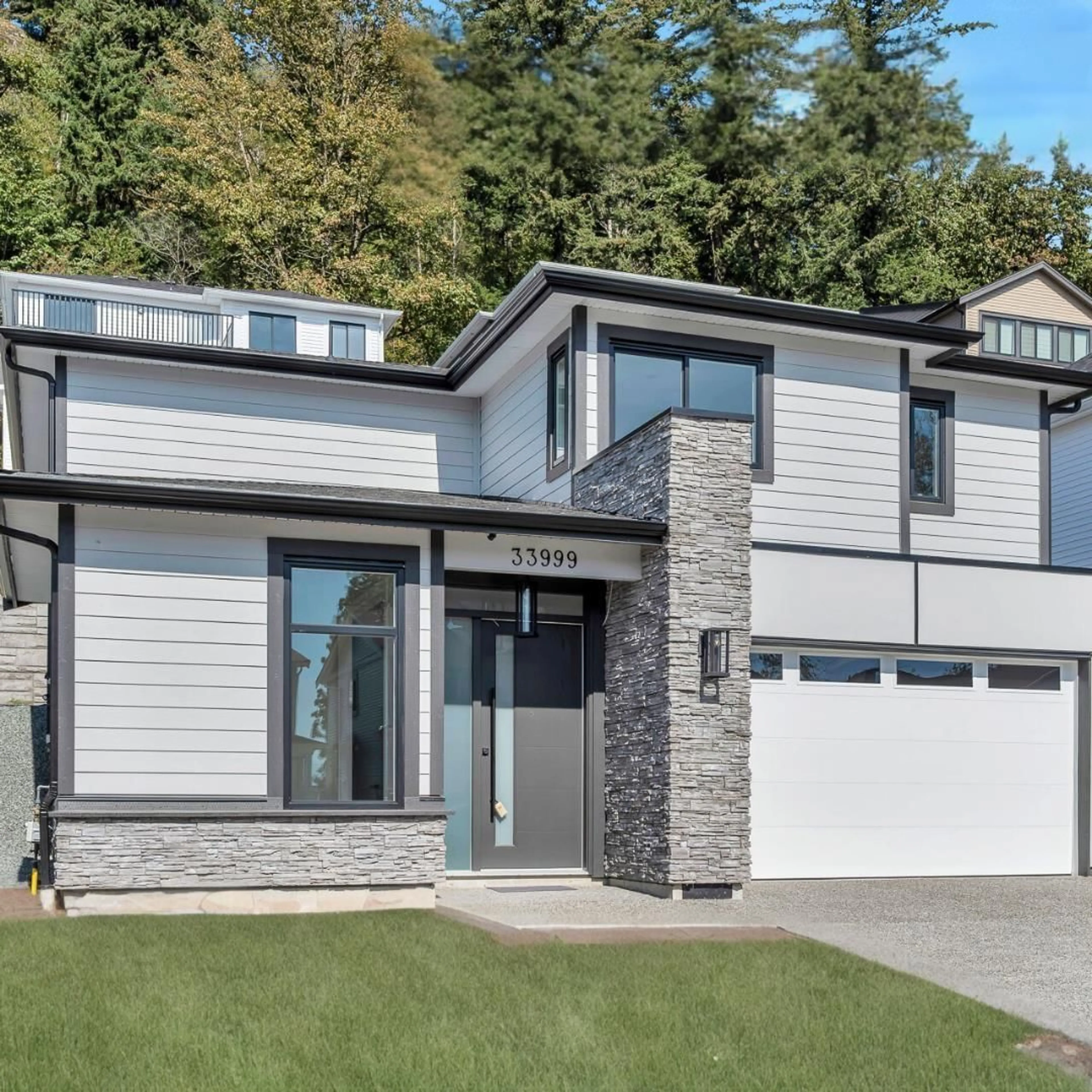 Home with vinyl exterior material, street for 33999 BARKER COURT, Mission British Columbia V2V6B2