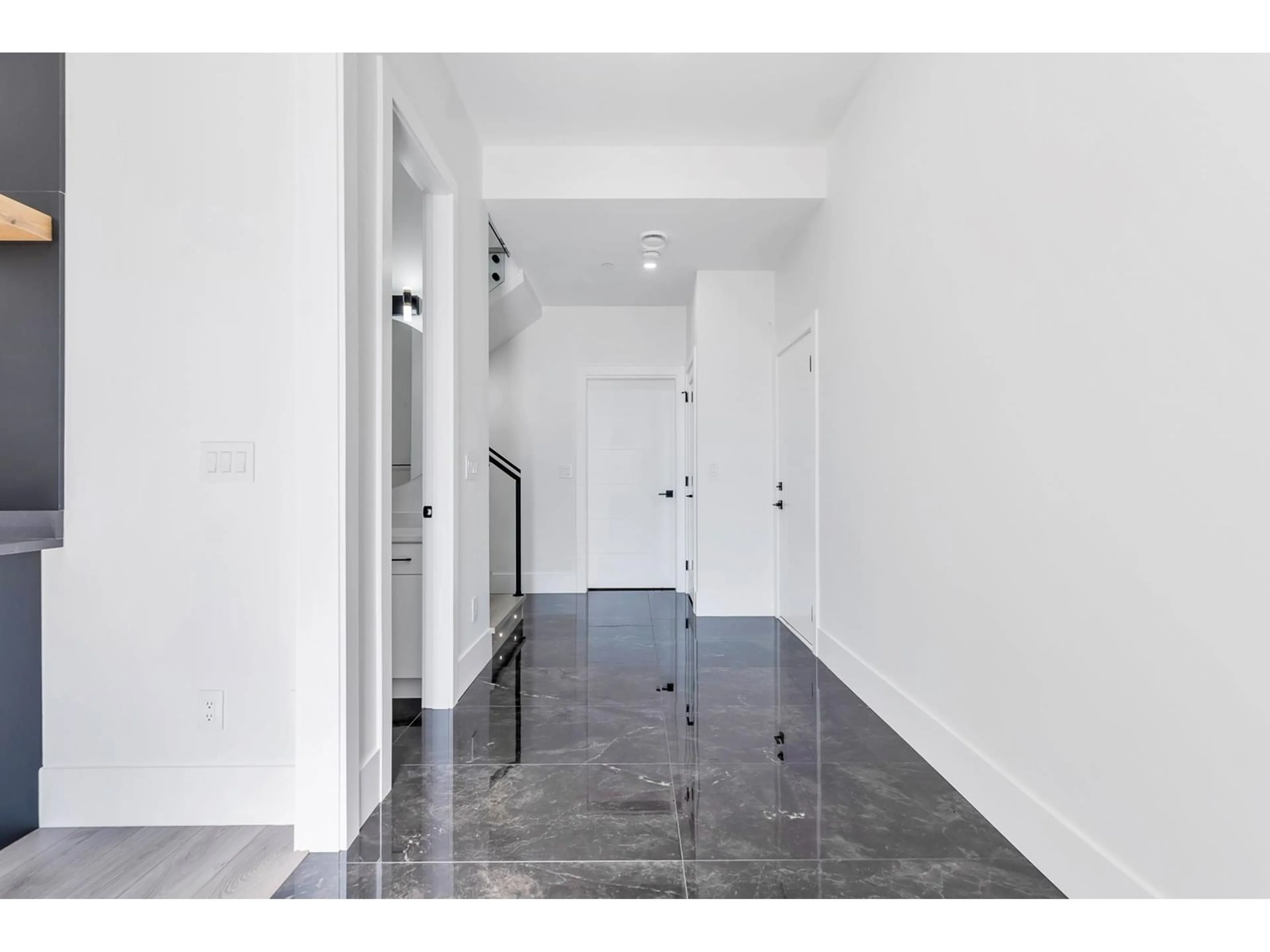 Indoor entryway for 33999 BARKER COURT, Mission British Columbia V2V6B2