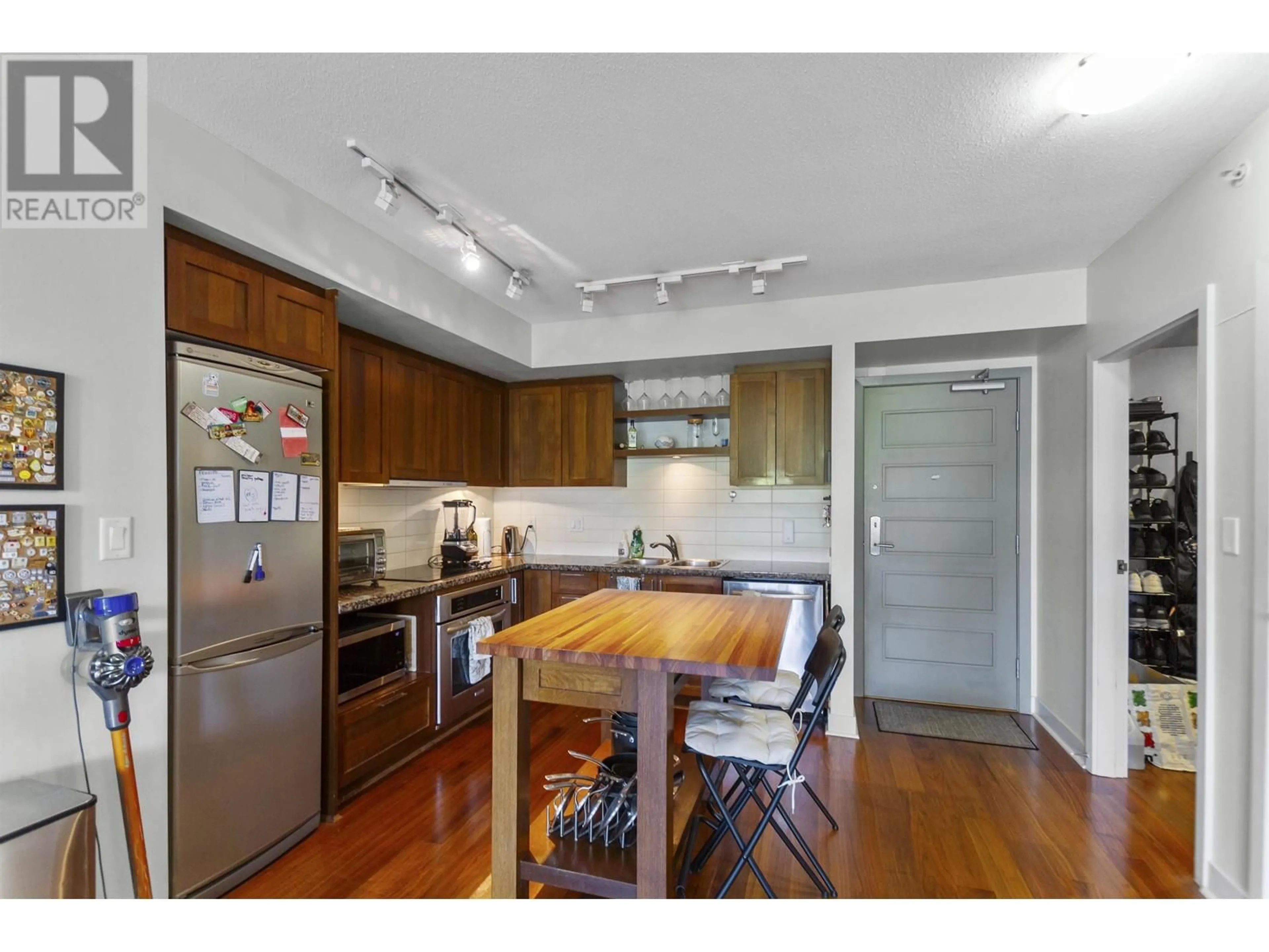 Open concept kitchen, wood/laminate floor for 517 2268 W BROADWAY, Vancouver British Columbia V6K0B2