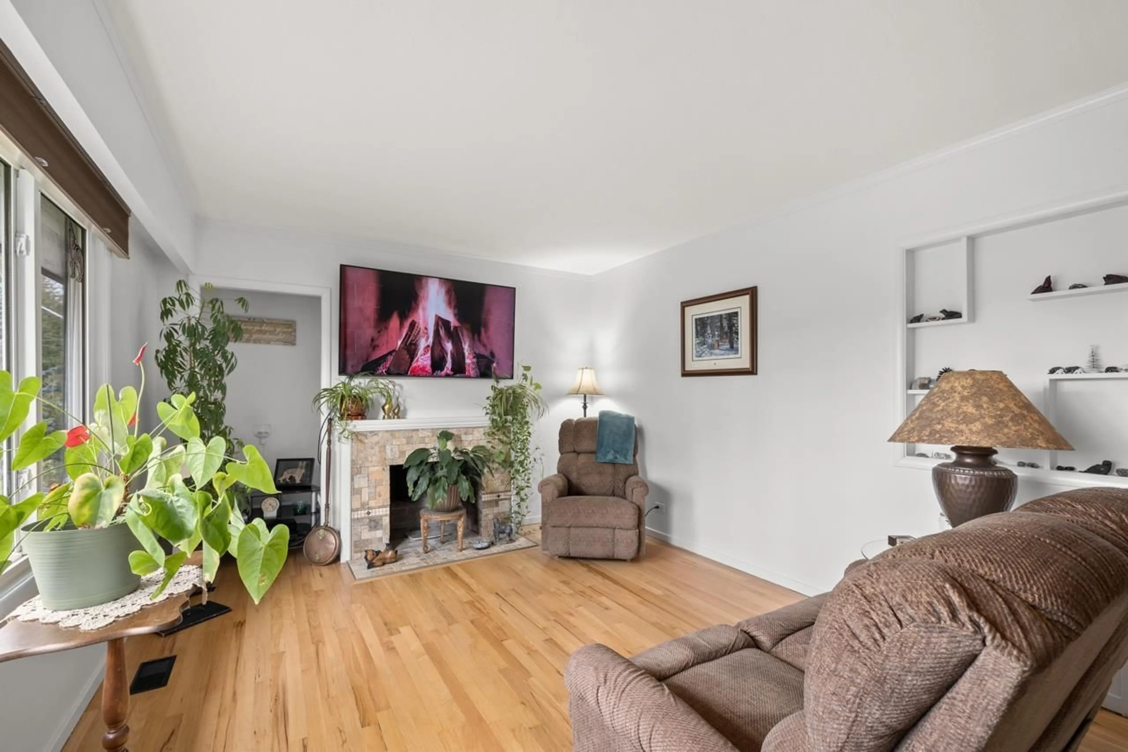 Living room with furniture, wood/laminate floor for 10956 MCADAM, Delta British Columbia V4C3E8