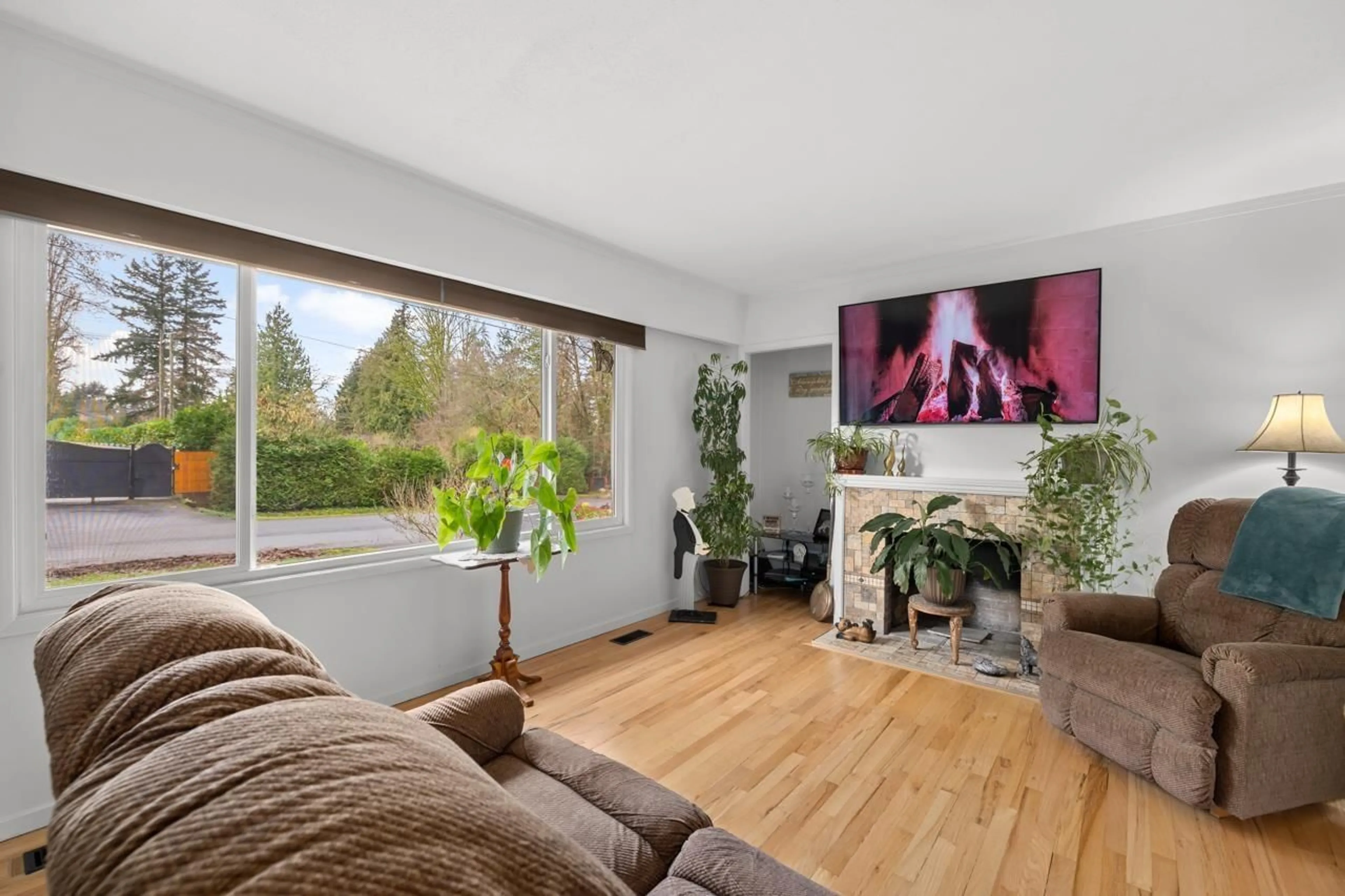 Living room with furniture, unknown for 10956 MCADAM, Delta British Columbia V4C3E8